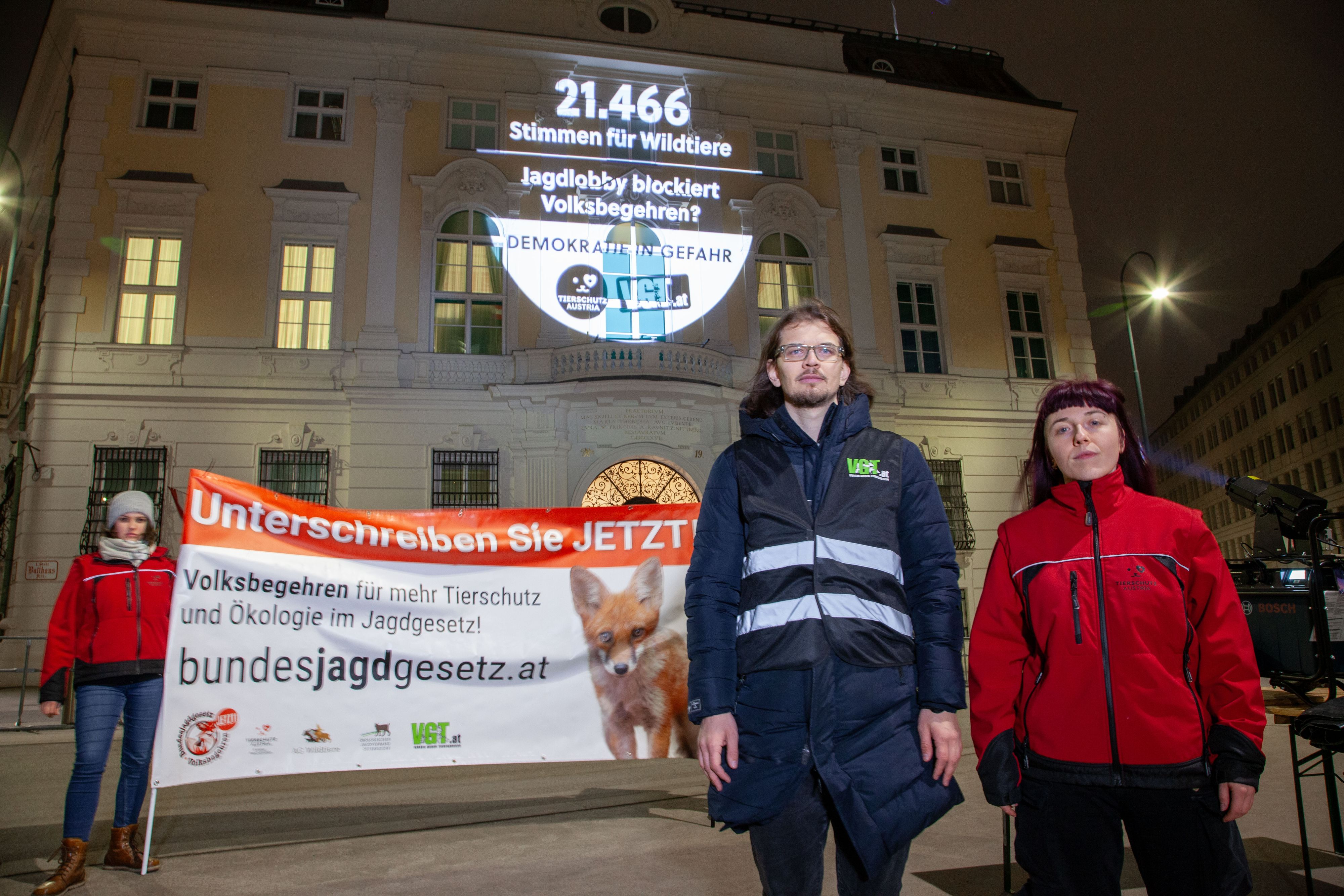 Initiatoren der Unterstützungserklärung protestierten gestern mit spektakulärer Bildaktion und erheben Beschwerde bei Gericht.