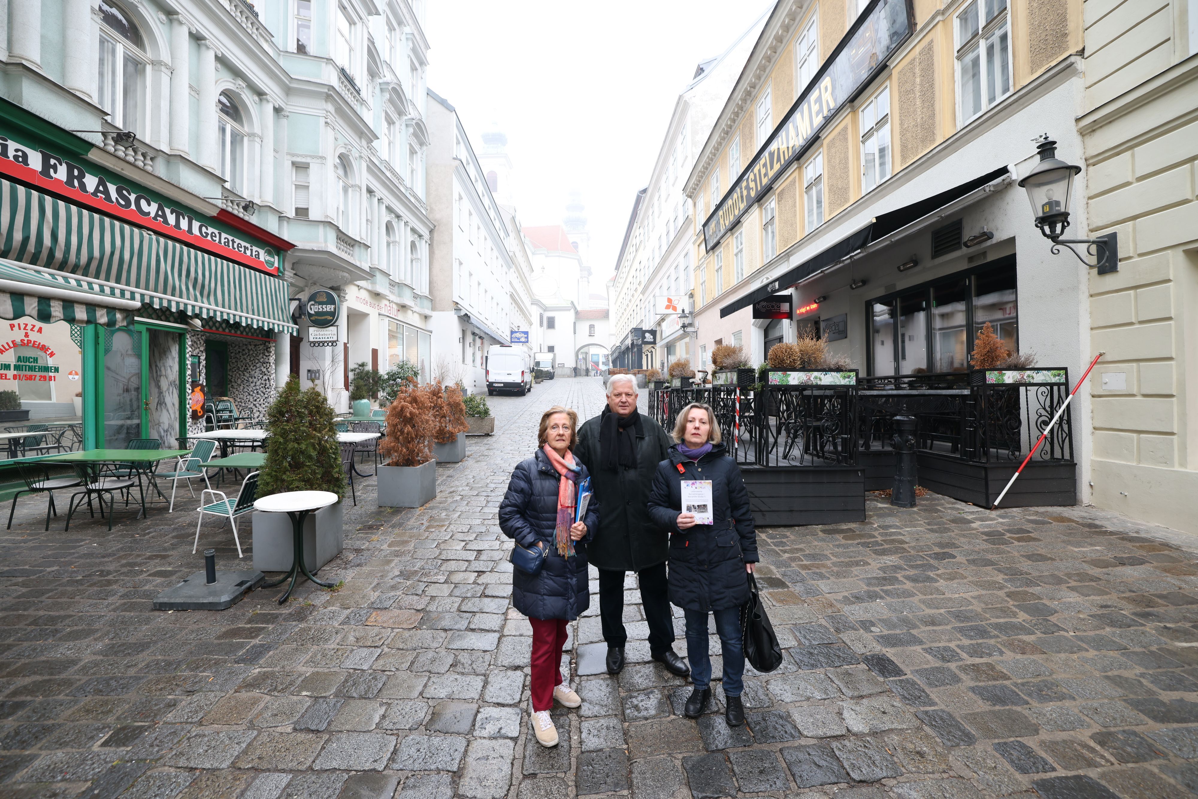 Anrainer der Barnabitengasse / Mariahilfer Straße zeigen sich besorgt über die aktuelle Situation in ihrem Viertel – Verunreinigungen, Leerstand und soziale Probleme nehmen laut ihnen zu.