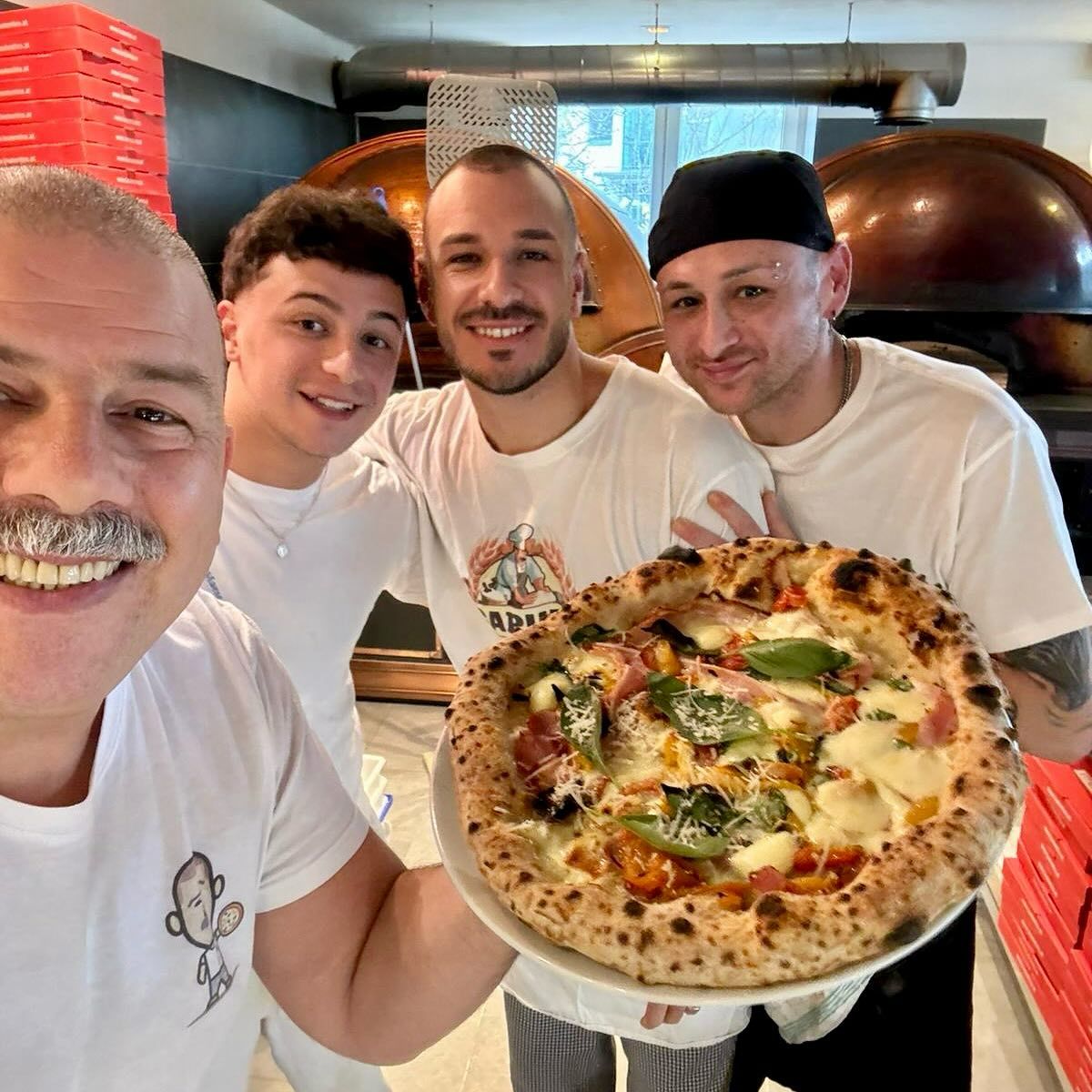 Dieses gutgelaunte Team bereitet täglich die echte neapolitanische Pizza in der Pizzeria l'autentico.