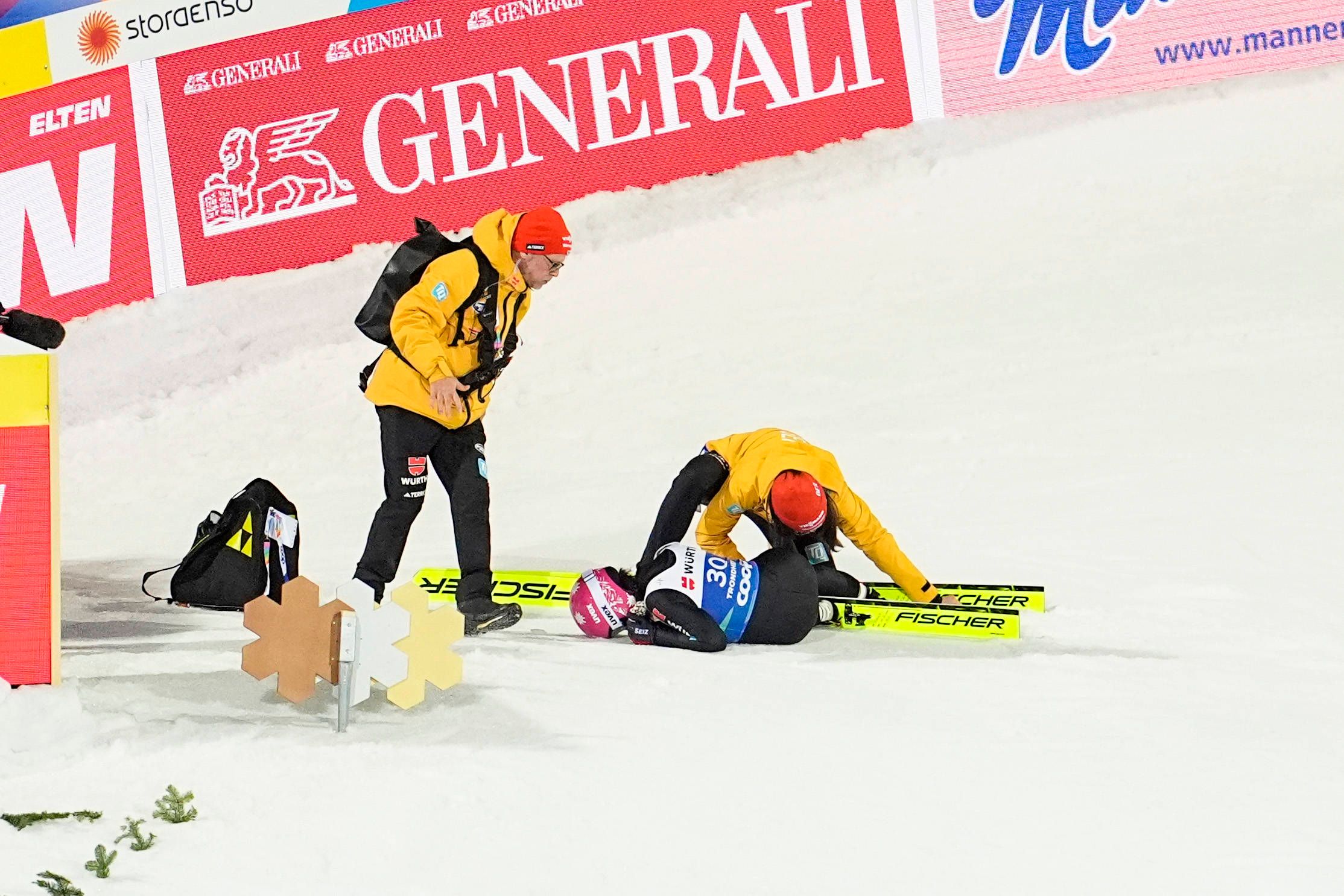 Die deutsche Springerin Luisa Görlich blieb nach ihrem Sprung im Schnee liegen. 