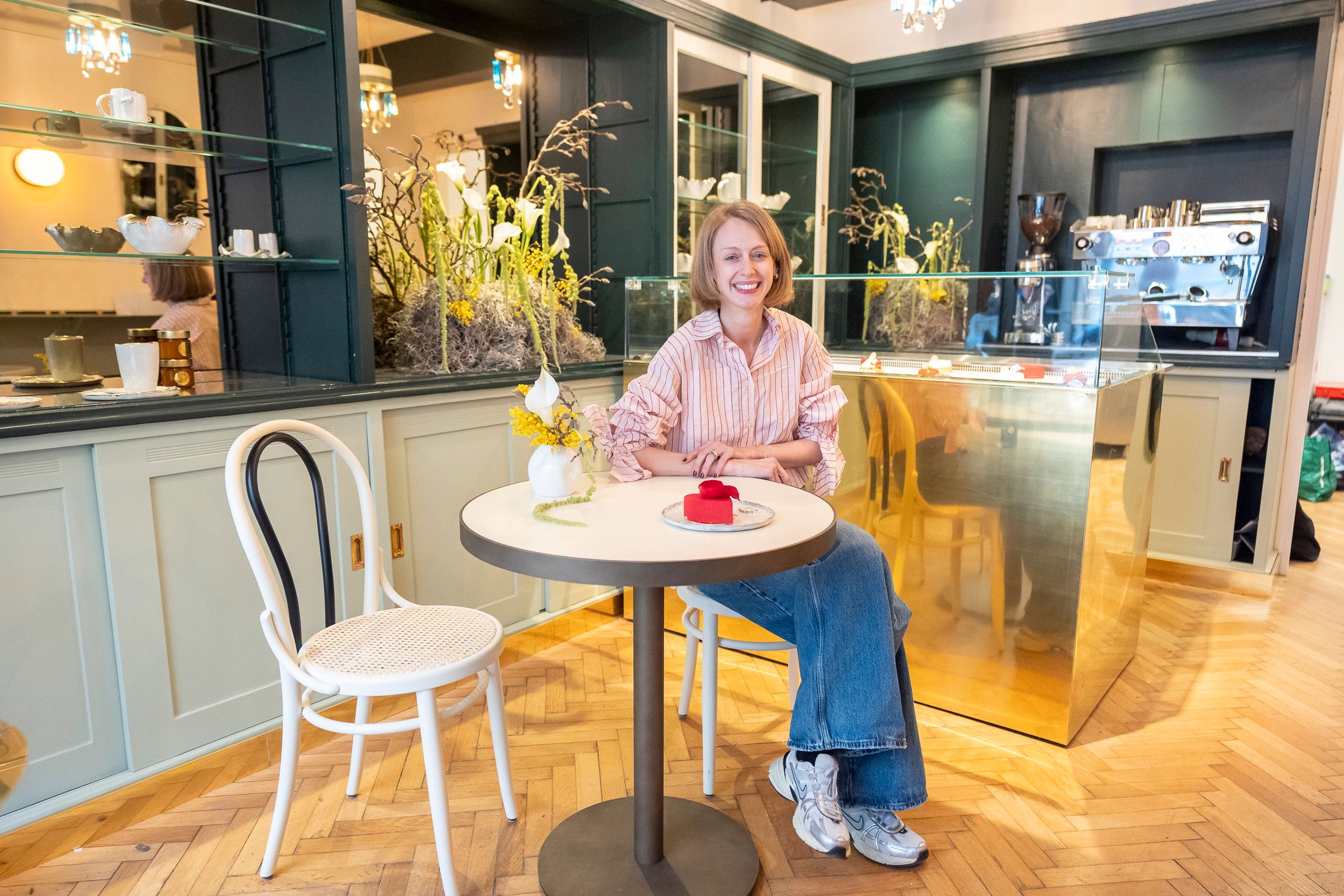 Julia Kilarski im&nbsp;Crème de la Crème in der Kettenbrückengasse 20 - auf dem Tisch das beliebte Herz mit Pistazienfüllung