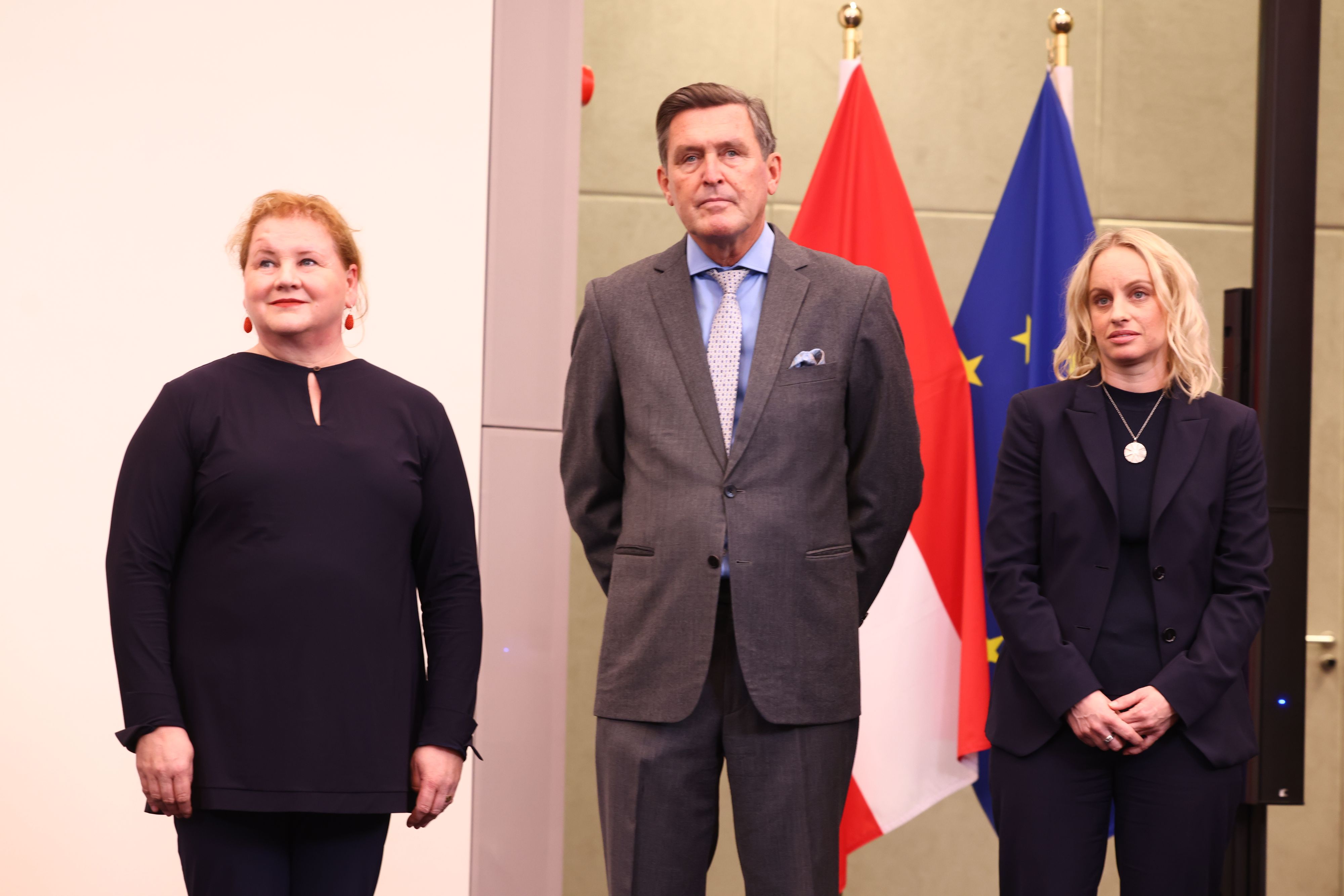 Peter Hanke übernimmt im SPÖ-Regierungsteam das gewichtige Infrastrukturministerium. Links neben ihm die künftige rote Sozialministerin Korinna Schumann, rechts Michaela Schmidt, die Staatssekretärin bei Vizekanzler Babler wird.