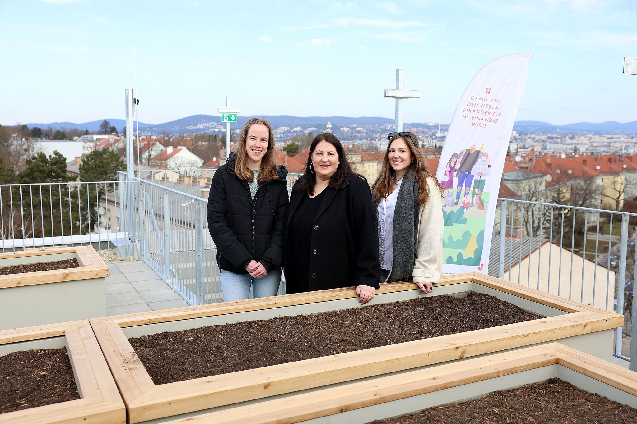 Wohnbau-Stadträtin Kathrin Gaál (M.) übergab die Schlüssel an die neuen Bewohner.
