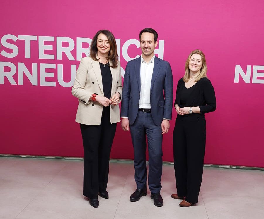 Die neue Wiener Neos-Chefin Selma Arapović (links) mit Bildungsminister Christoph Wiederkehr und der Wiener Bildungs-Stadträtin Bettina Emmerling.