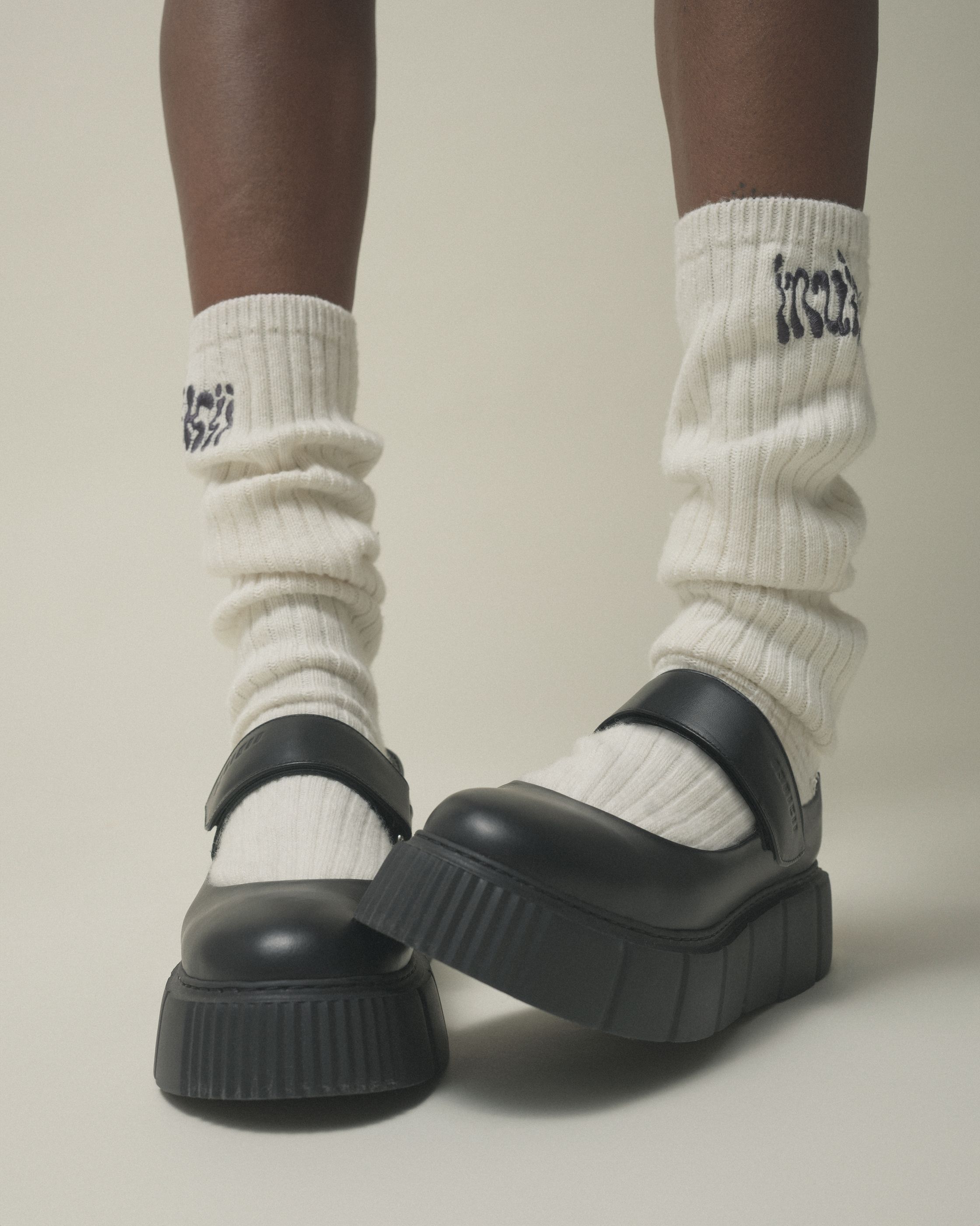 In diesem Jahr gehen Ballerinas komplett neue Wege. So wie dieses Modell von Inuikii im Wednesday-Addams-Look.