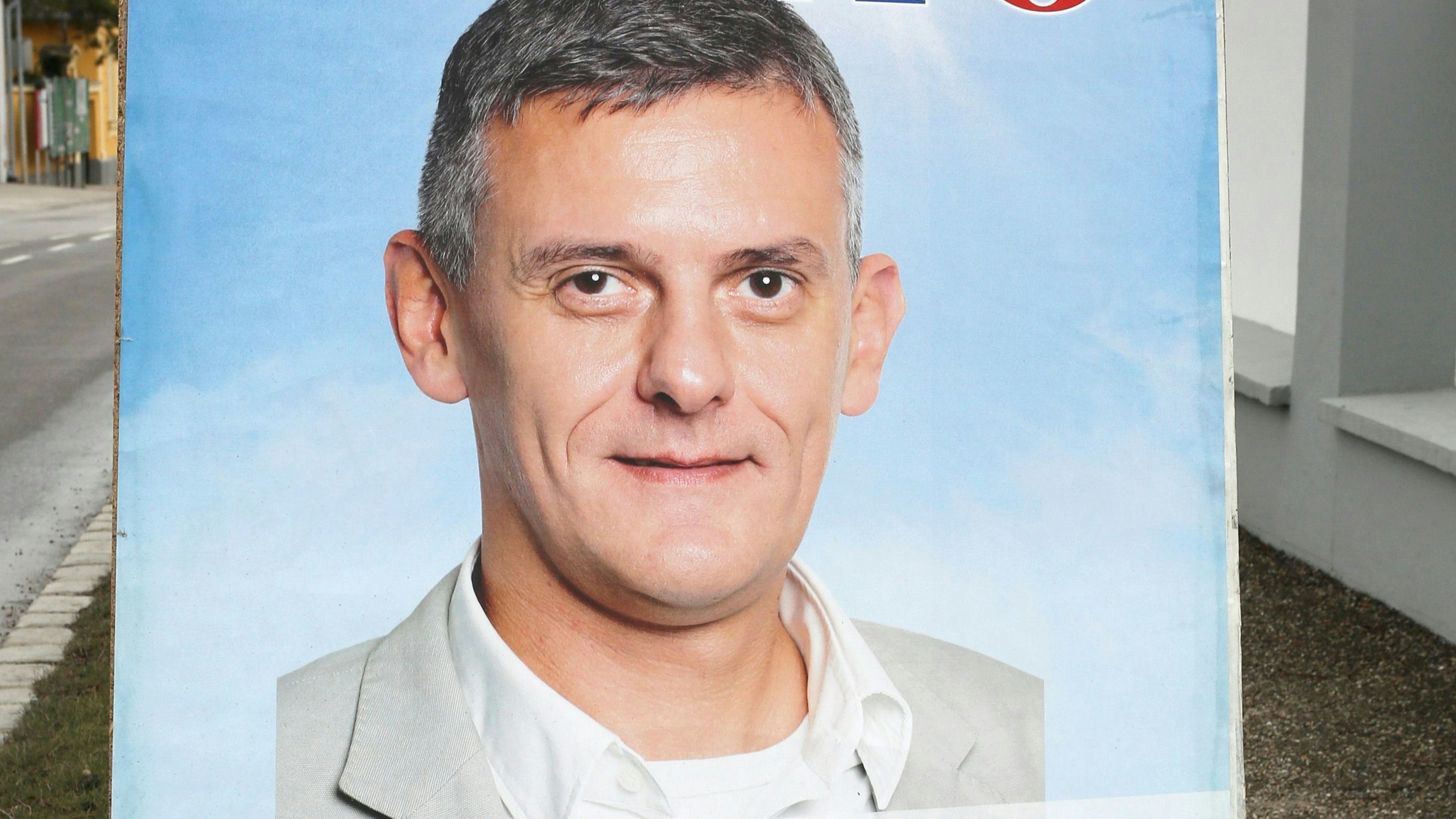 René Schimanek auf einem früheren Wahlplakat – jetzt geht er als Büroleiter von Nationalratspräsident Rosenkranz. 