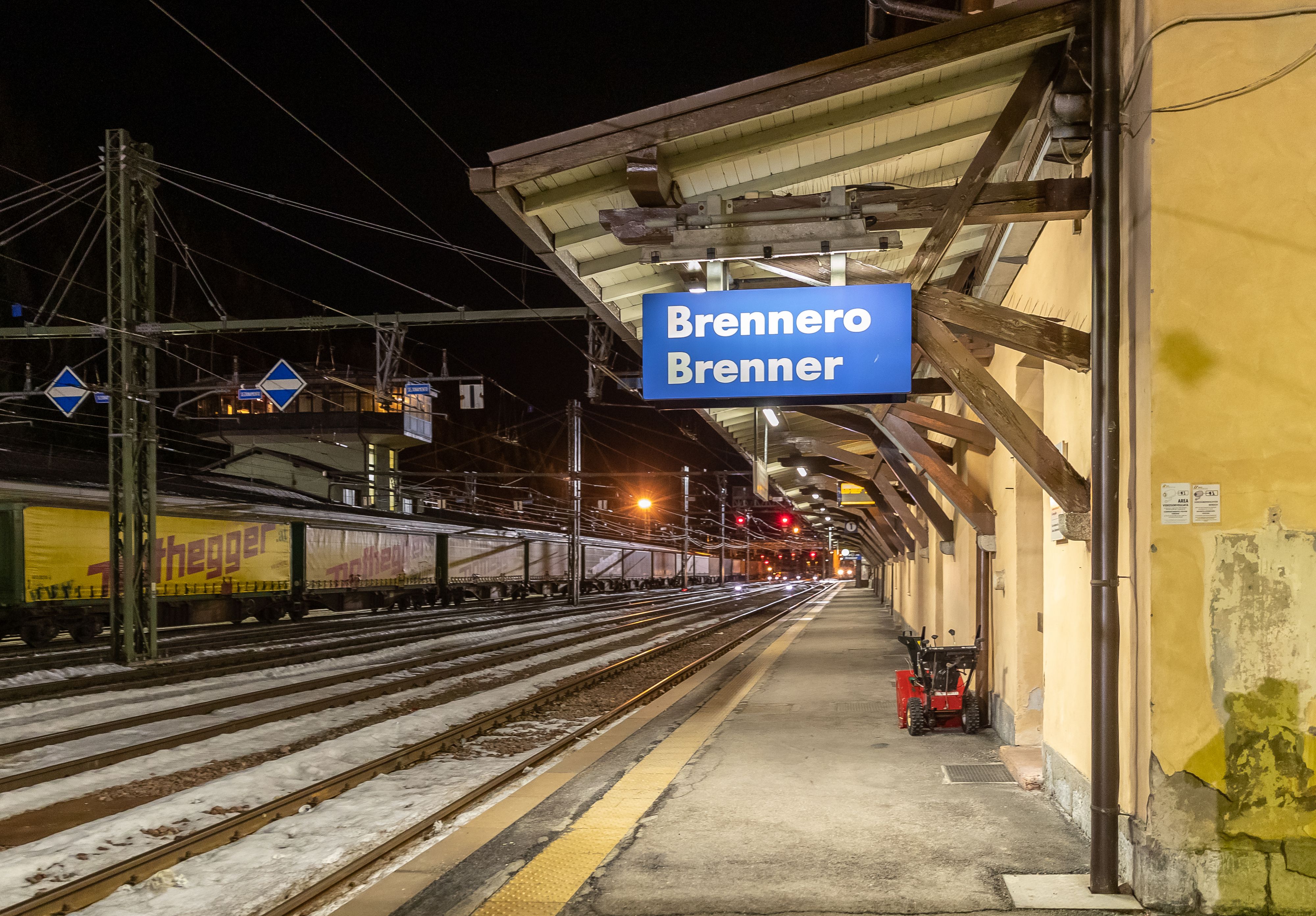 Aus einem Güterwaggon am Brenner Bahnhof trat die Salzsäure aus. (Symbolbild)
