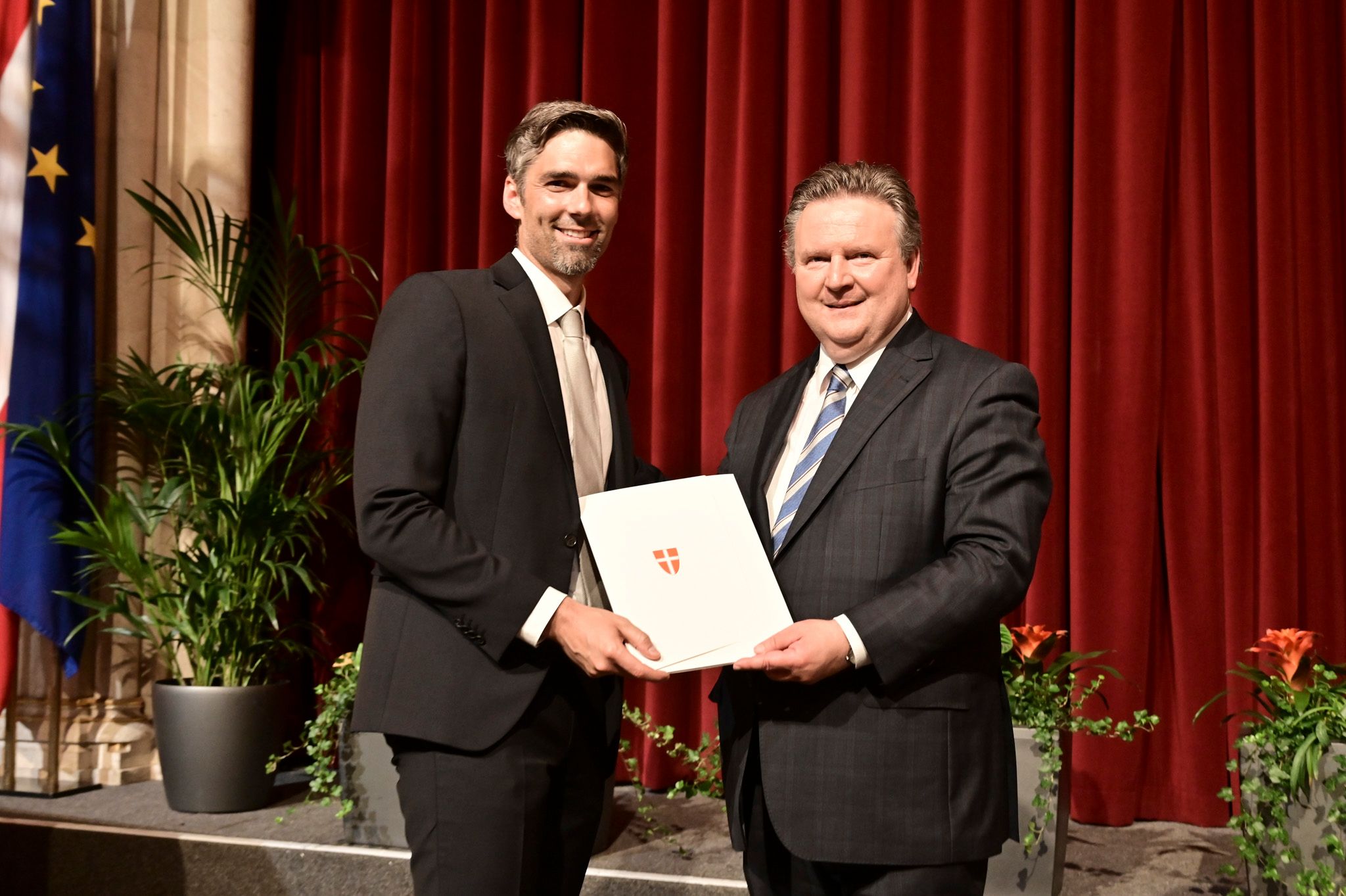 Christoph Maschek (l.) mit Bürgermeister Michael Ludwig bei seiner Bestellung zum neuen Finanzdirektor im Juni 2022.