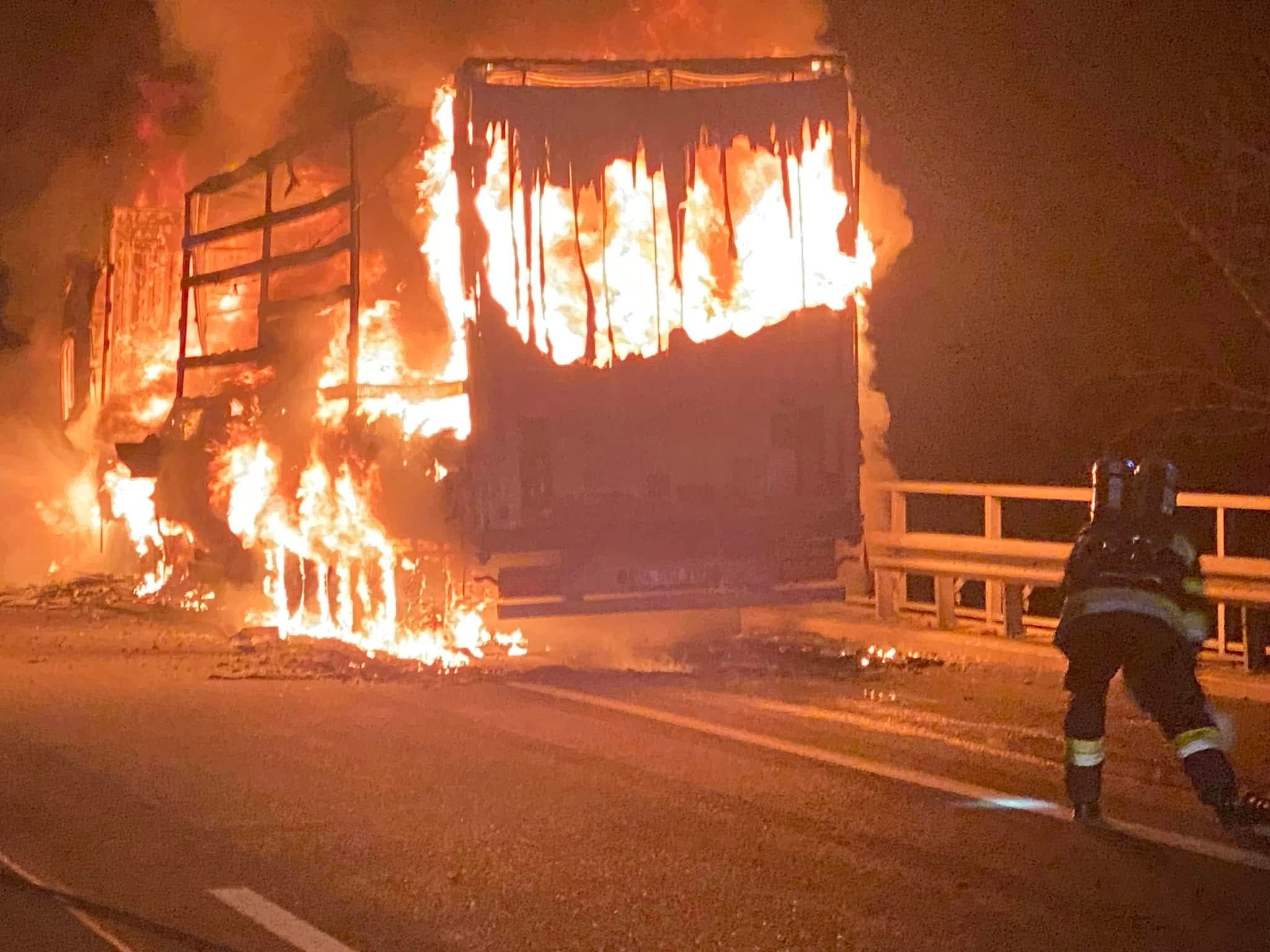 Am Freitagmorgen geriet ein LKW in Kärnten in Vollbrand.