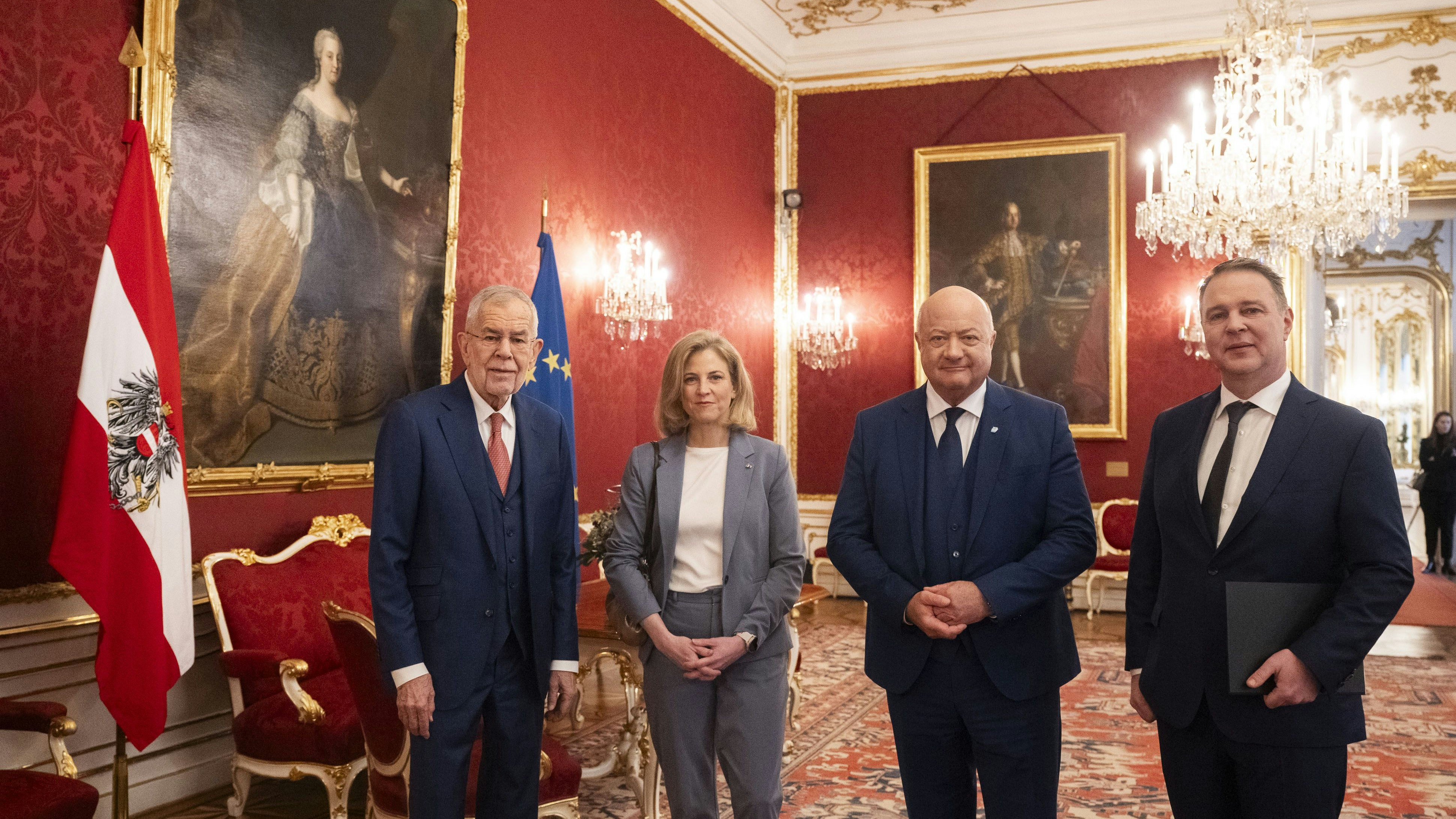 Bundespräsident Alexander Van der Bellen , NEOS-Bundesparteichefin Beate Meinl-Reisinger, ÖVP-Chef Christian Stocker und SPÖ-Chef Andreas Babler am Donnerstag, 27. Februar 2025 in der Präsidentschaftskanzlei in Wien. Die Parteiobleute von ÖVP, SPÖ und NEOS haben heute Bundespräsident Alexander Van der Bellen ihr gemeinsames Regierungsprogramm in einem persönlichen Gespräch vorgestellt. 