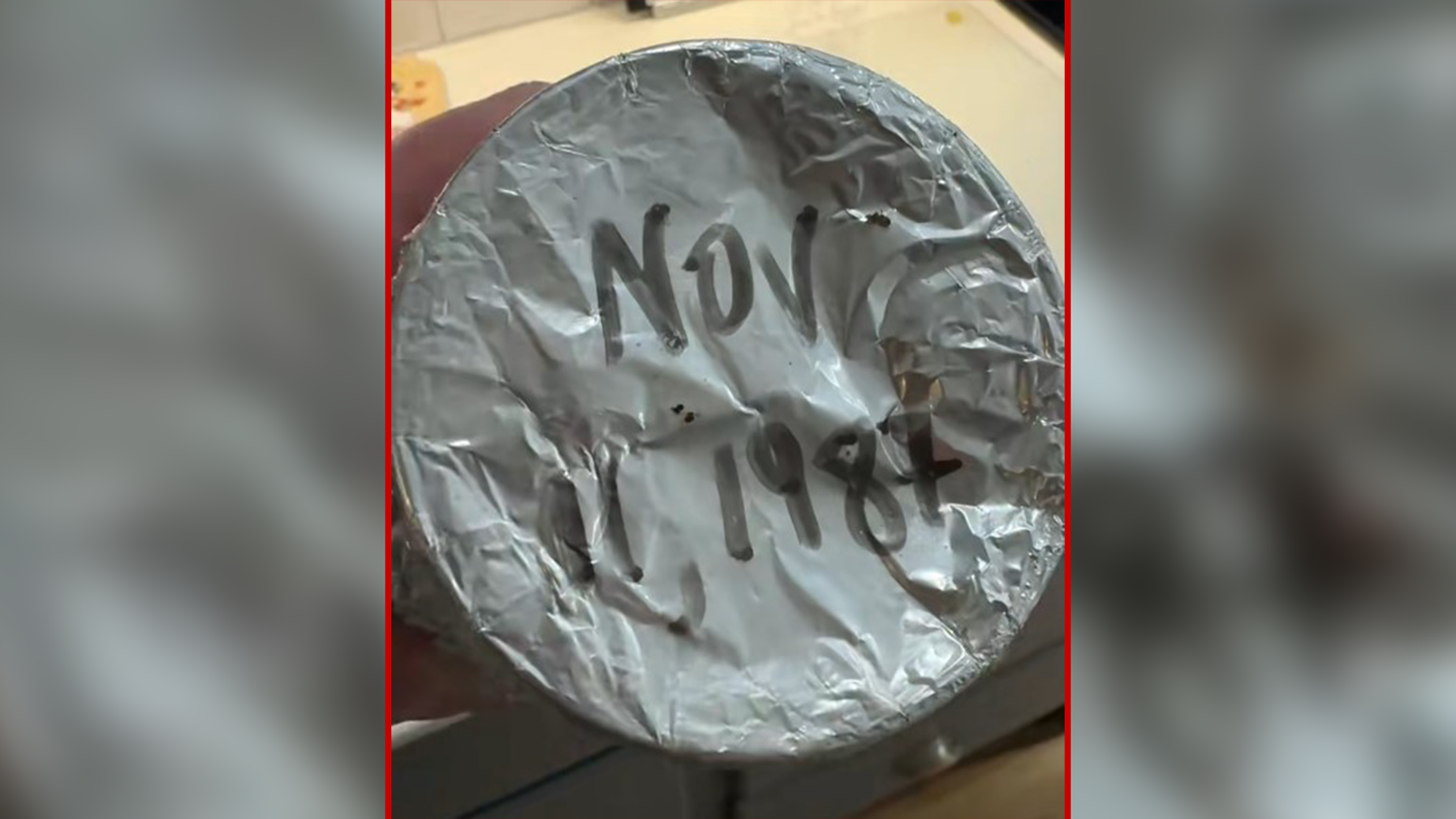 Ein roter, mit Alufolie verschlossener Plastikbecher (Bild) befindet sich seit 37 Jahren im Tiefkühlfach der Familie Bell.