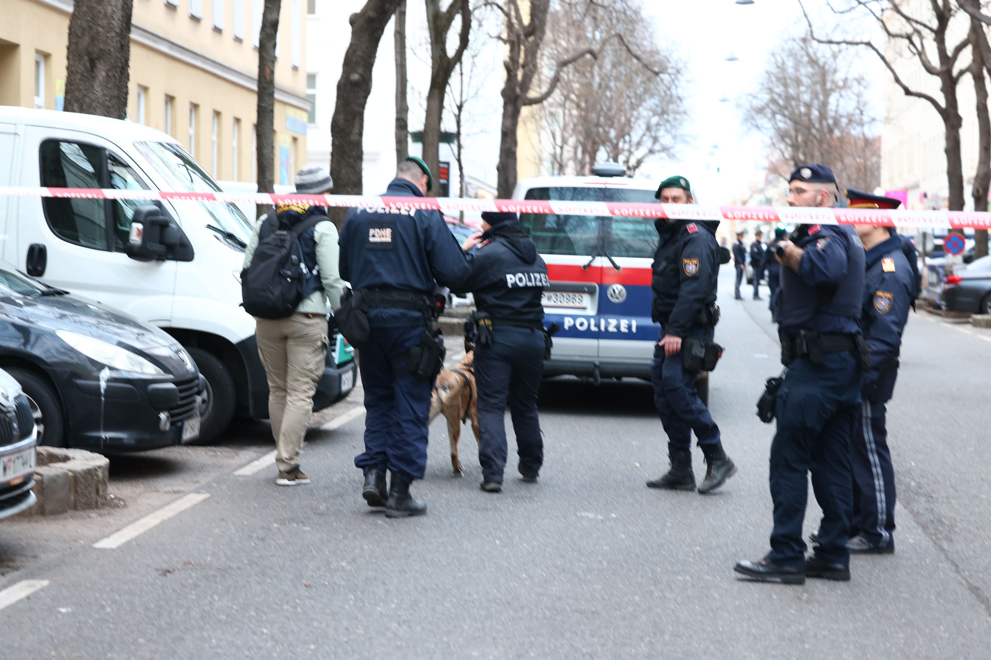 Die Polizei in der Quellenstraße in Wien, wo Leichenteile entdeckt wurden.