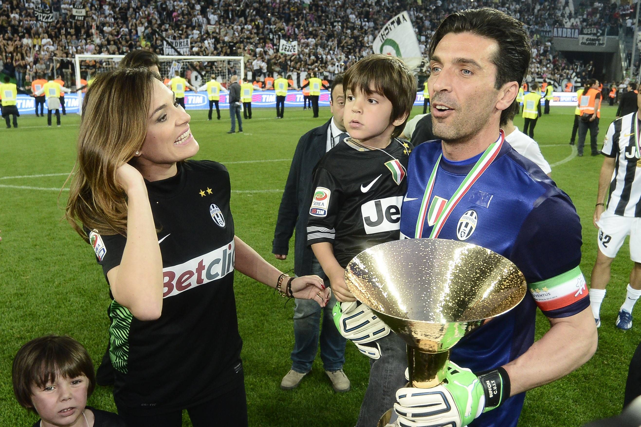 Ein Bild aus vergangenen Zeiten: Gianlugi Buffon hält Louis Buffon im Arm.