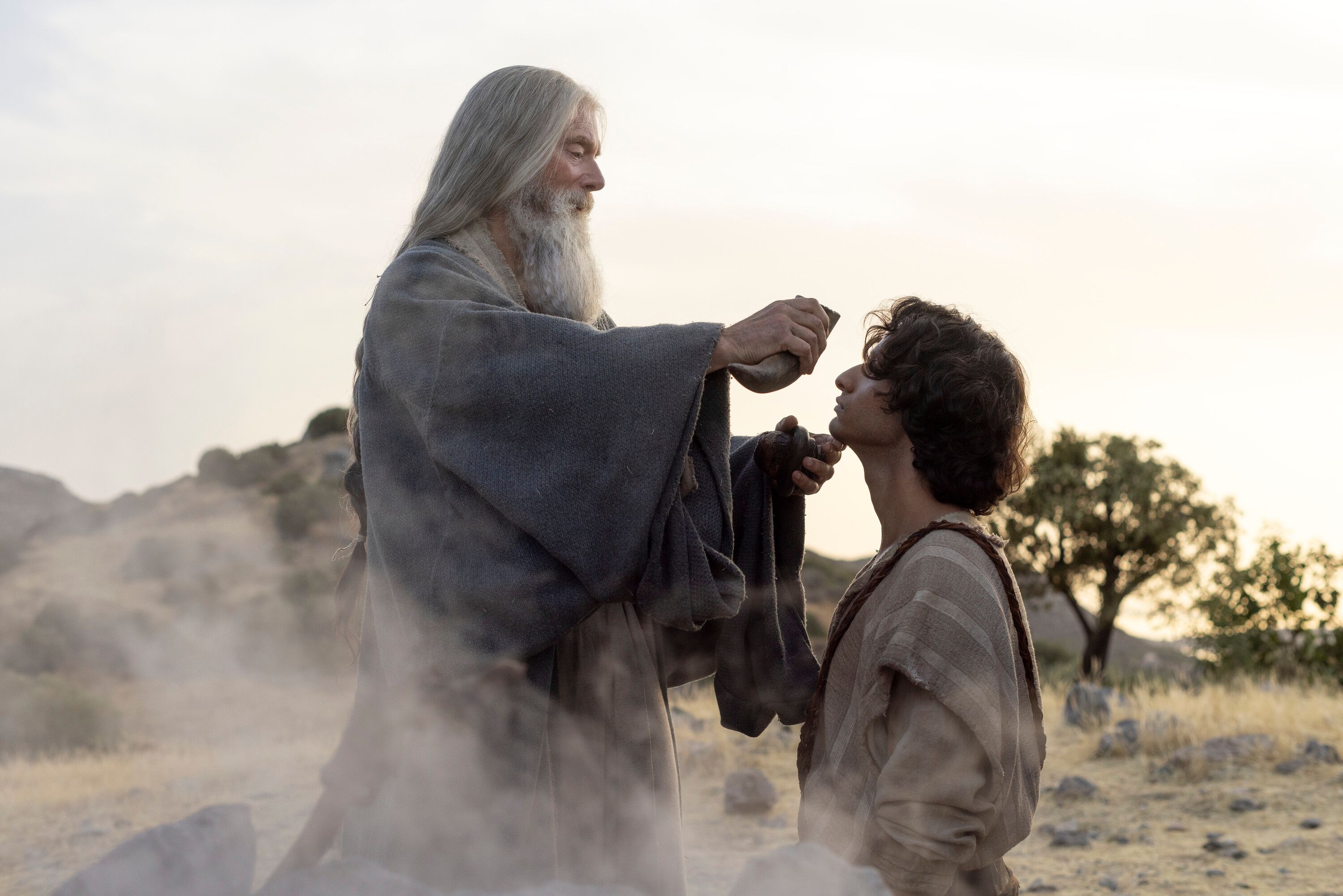 Prophet Samuel (Stephen Lang) ernennt David (Michael Iskander) zum neuen König.