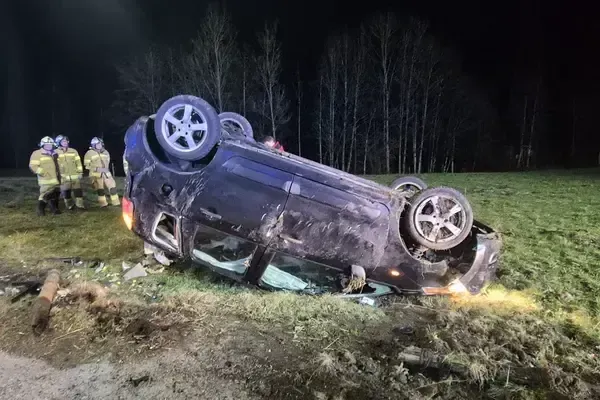 Das Auto kam auf dem Dach zum Stillstand.