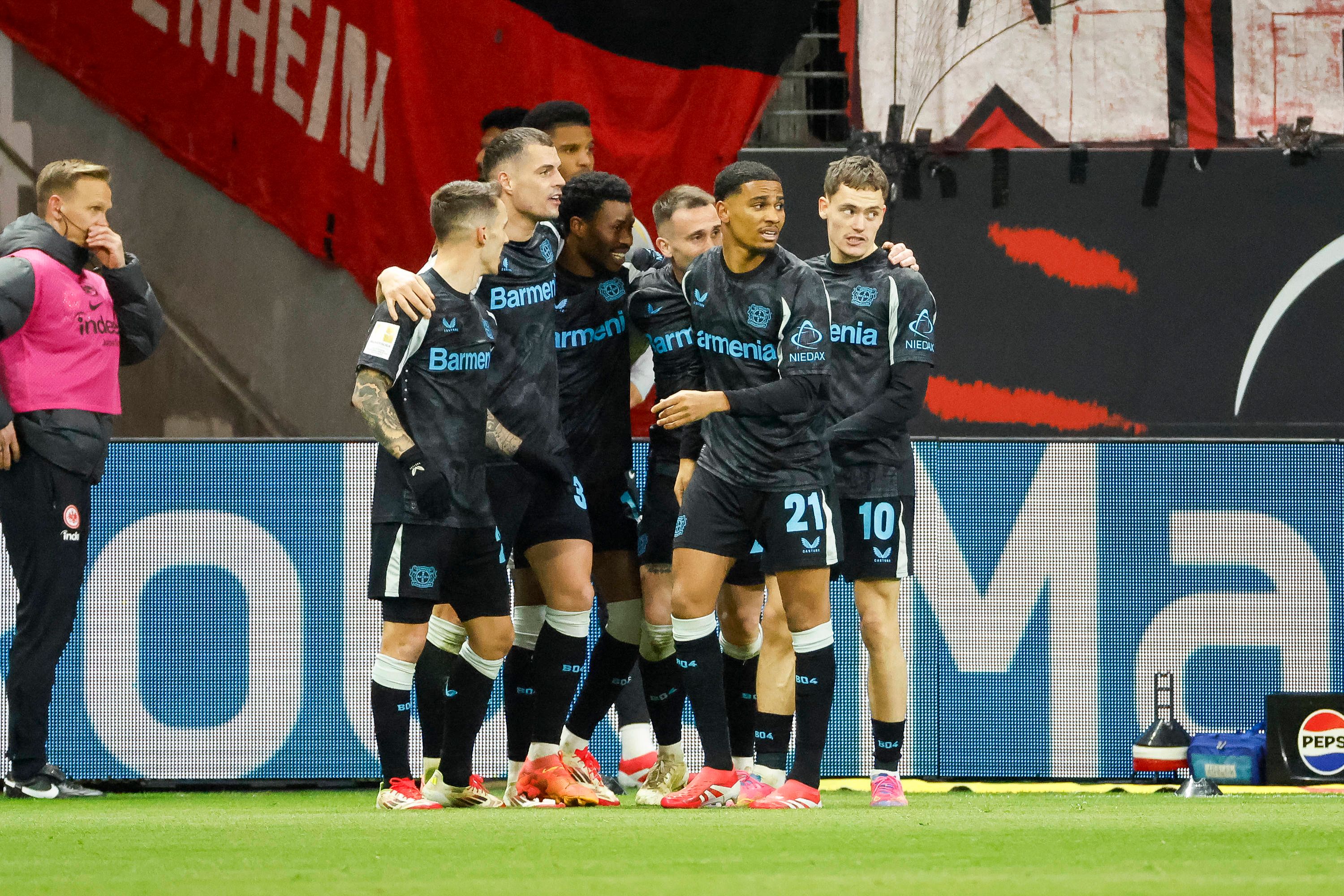 Bayer Leverkusen schlägt Frankfurt deutlich.