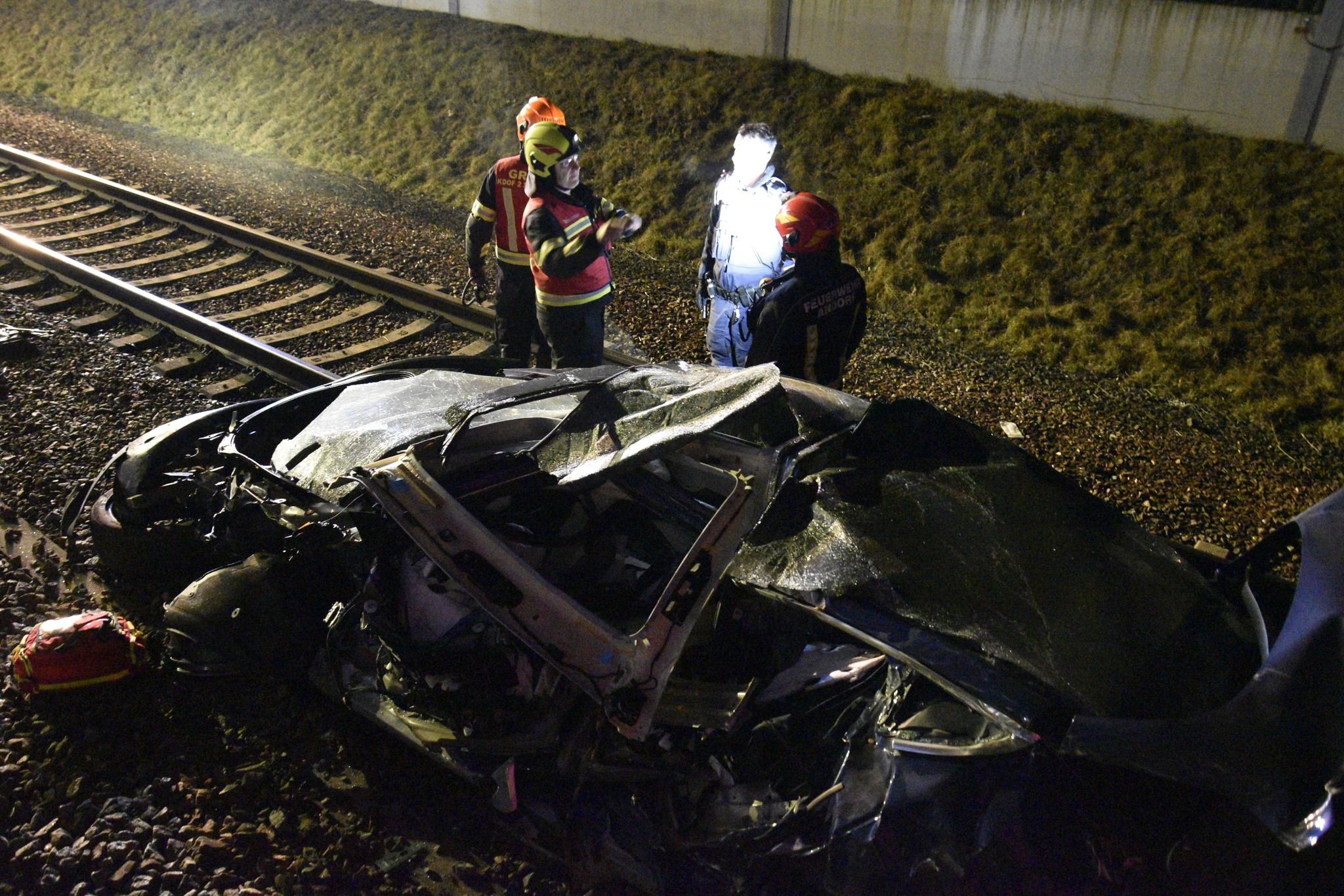 Die drei Insassen konnten sich noch rechtzeitig befreien, ehe ein Zug das Unfallauto rammte.
