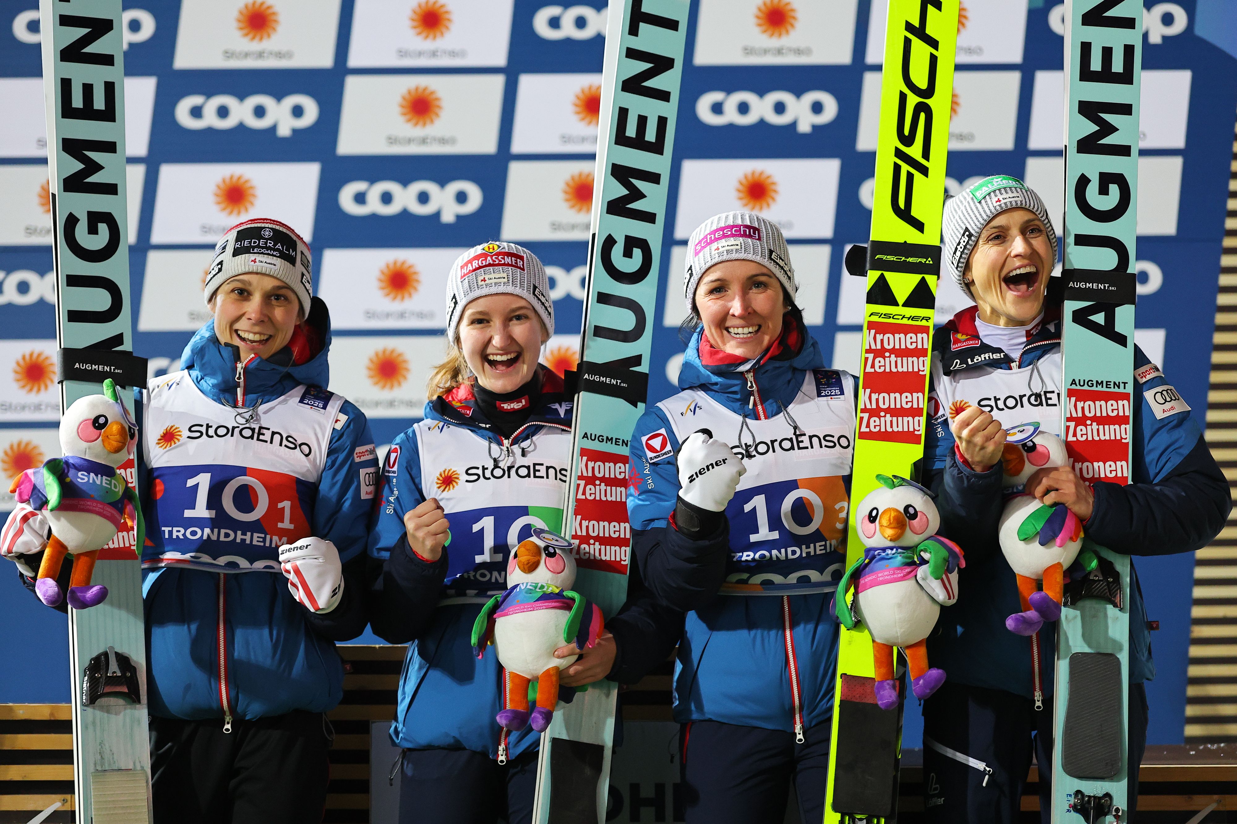 Heute.at - ÖSV-Springerinnen jubeln im Teambewerb über Silber