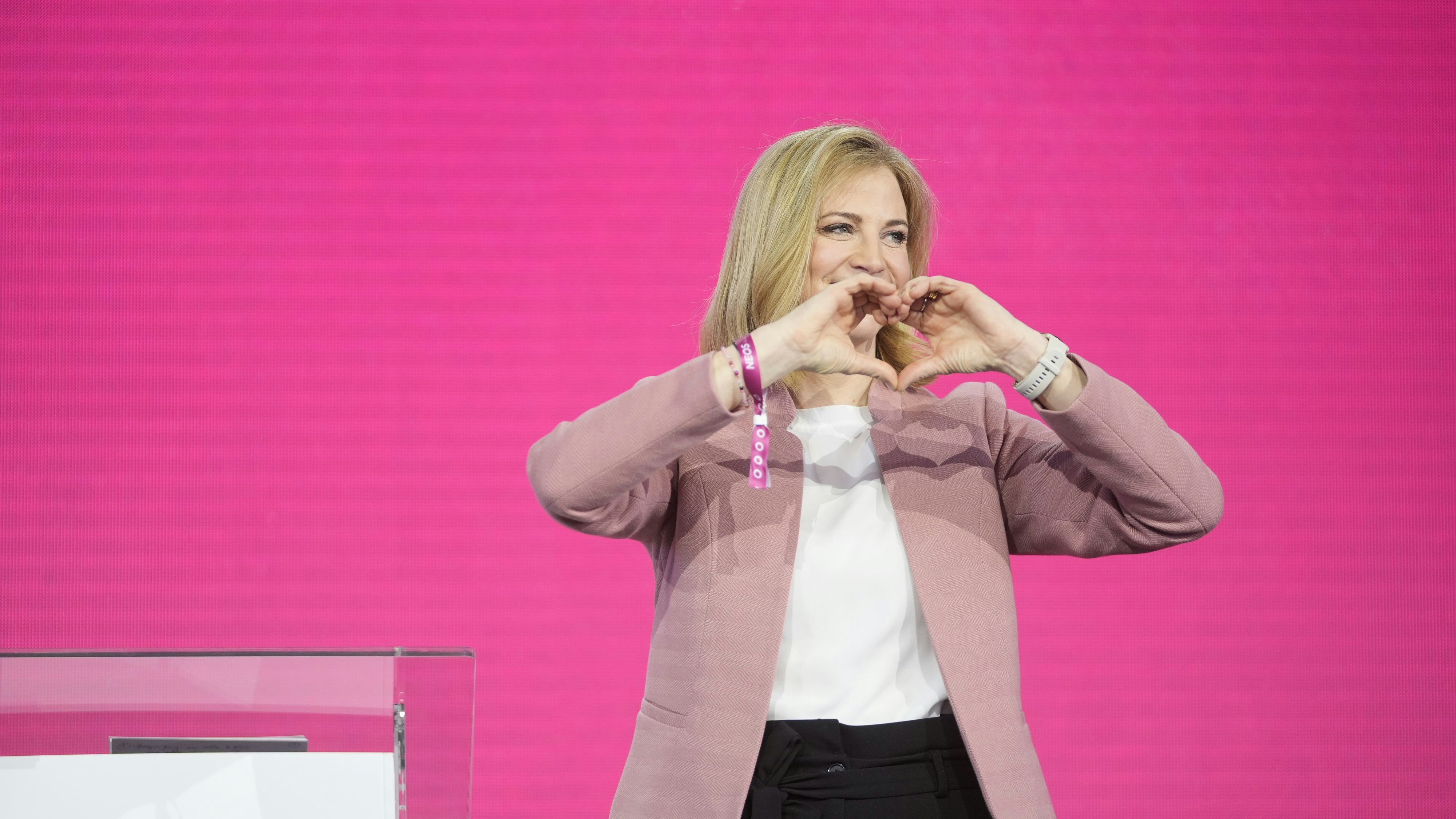Neos-Chefin Beate Meinl-Reisinger bei der pinken Mitgliederversammlung.