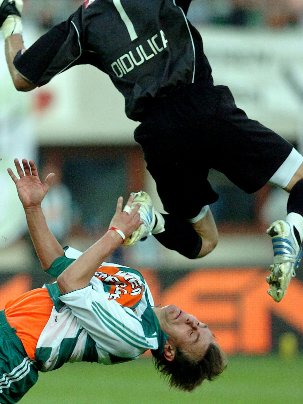 Austria-Keeper Joey Didulica gegen Rapids Axel Lawaree.