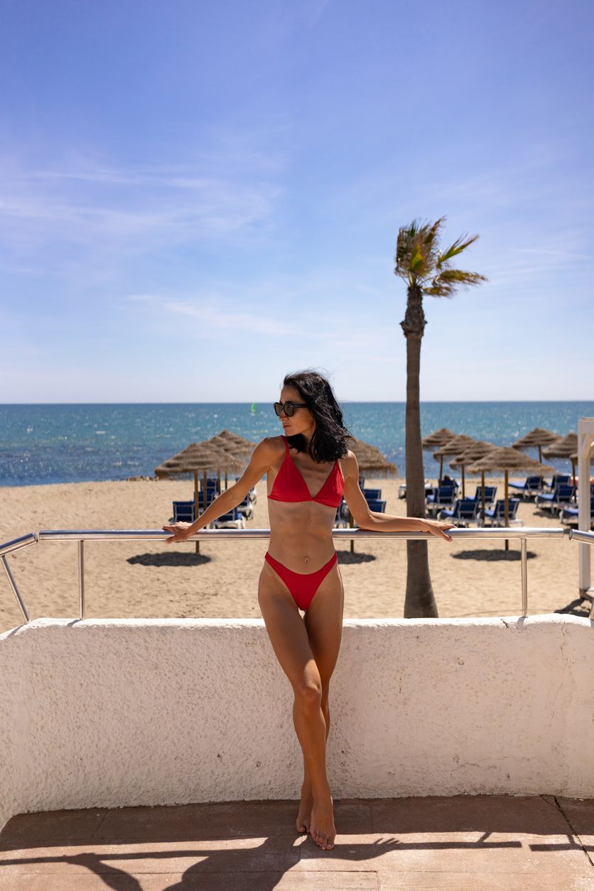 In immer mehr Urlaubsdestinationen ist Badekleidung nur noch am Strand erlaubt.