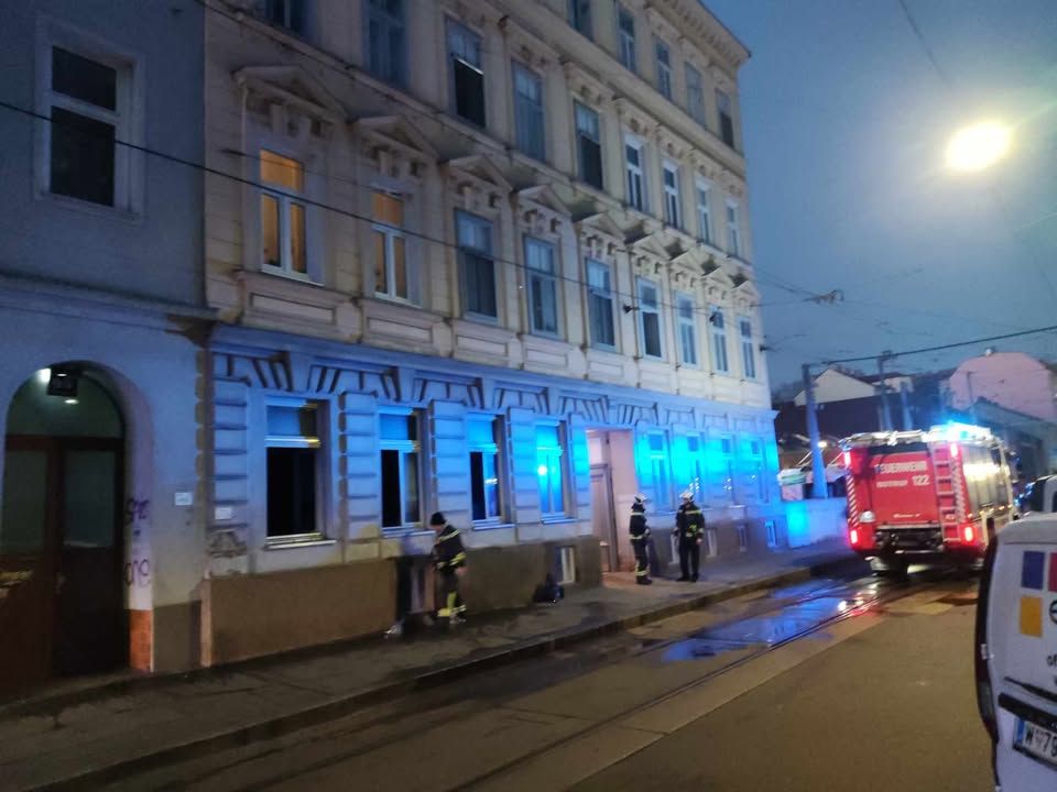 Ein Bewohner wurde durch lautes Klopfen aus dem Schlaf gerissen, dann bemerkte er das Feuer.