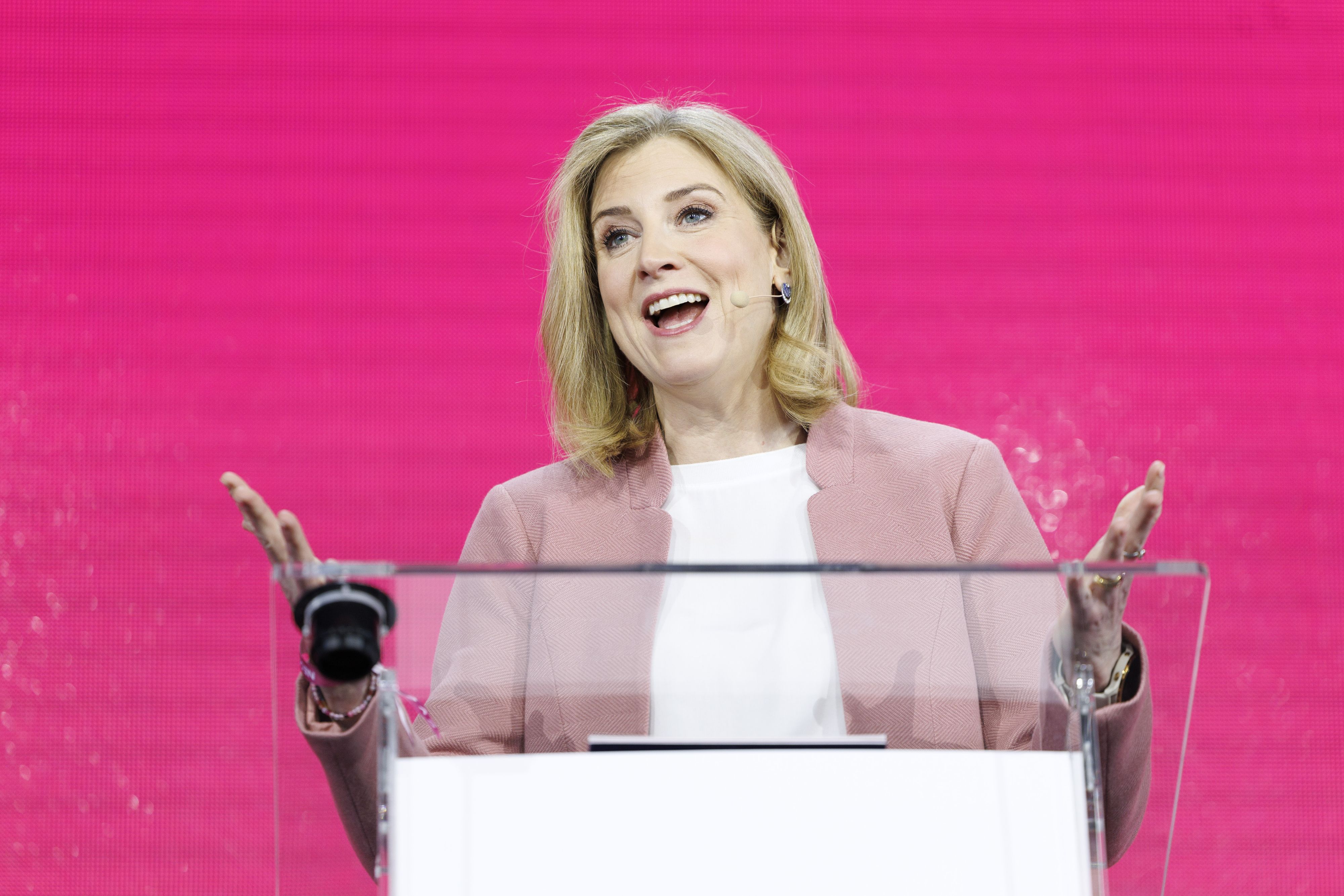 Neos-Chefin Beate Meinl-Reisinger richtete eine emotionale Rede an die Mitglieder. 