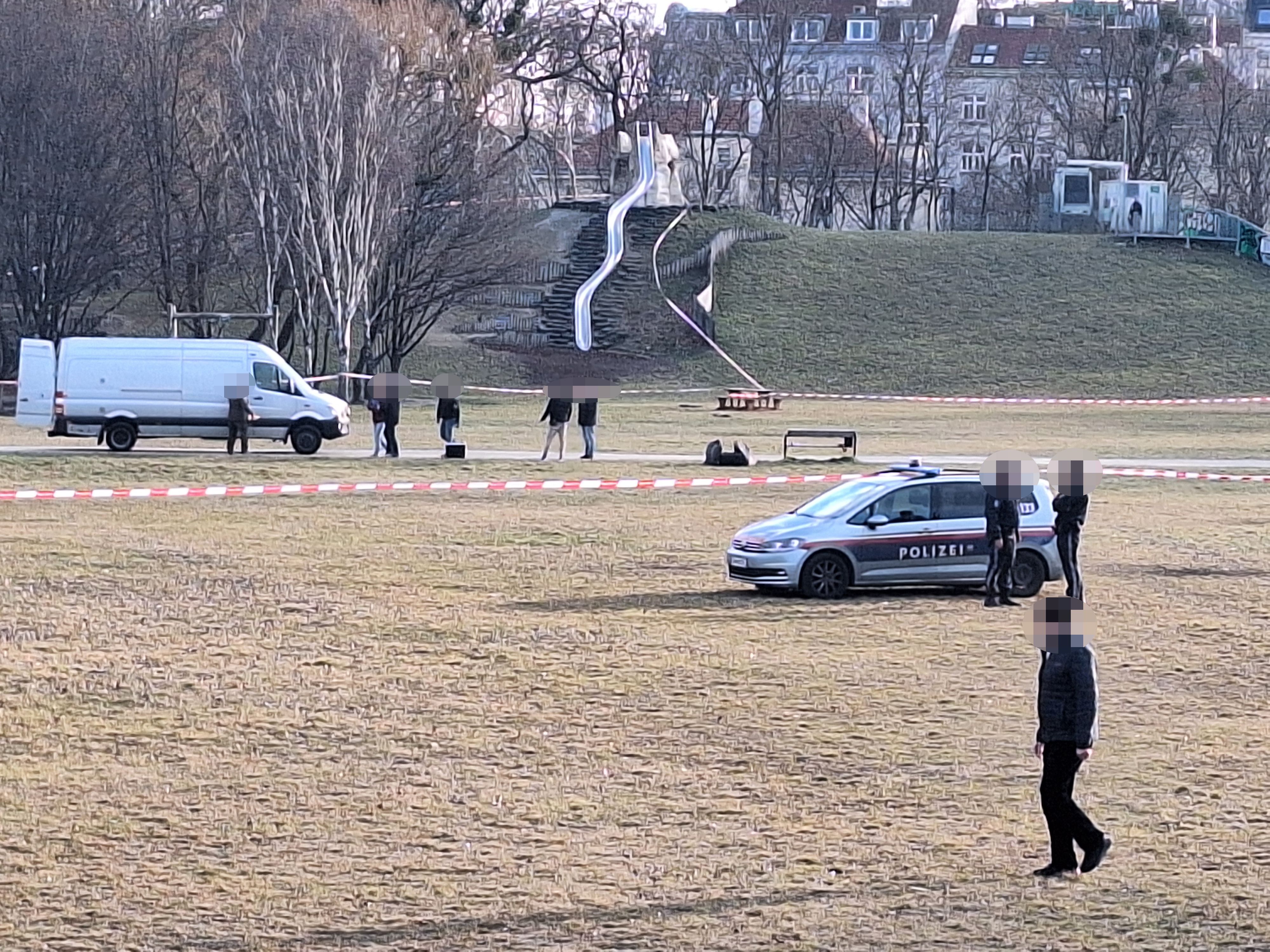 Abgesperrt – im Bereich der Jesuitenwiese wurde ein sprengstoffähnlicher Gegenstand gefunden.