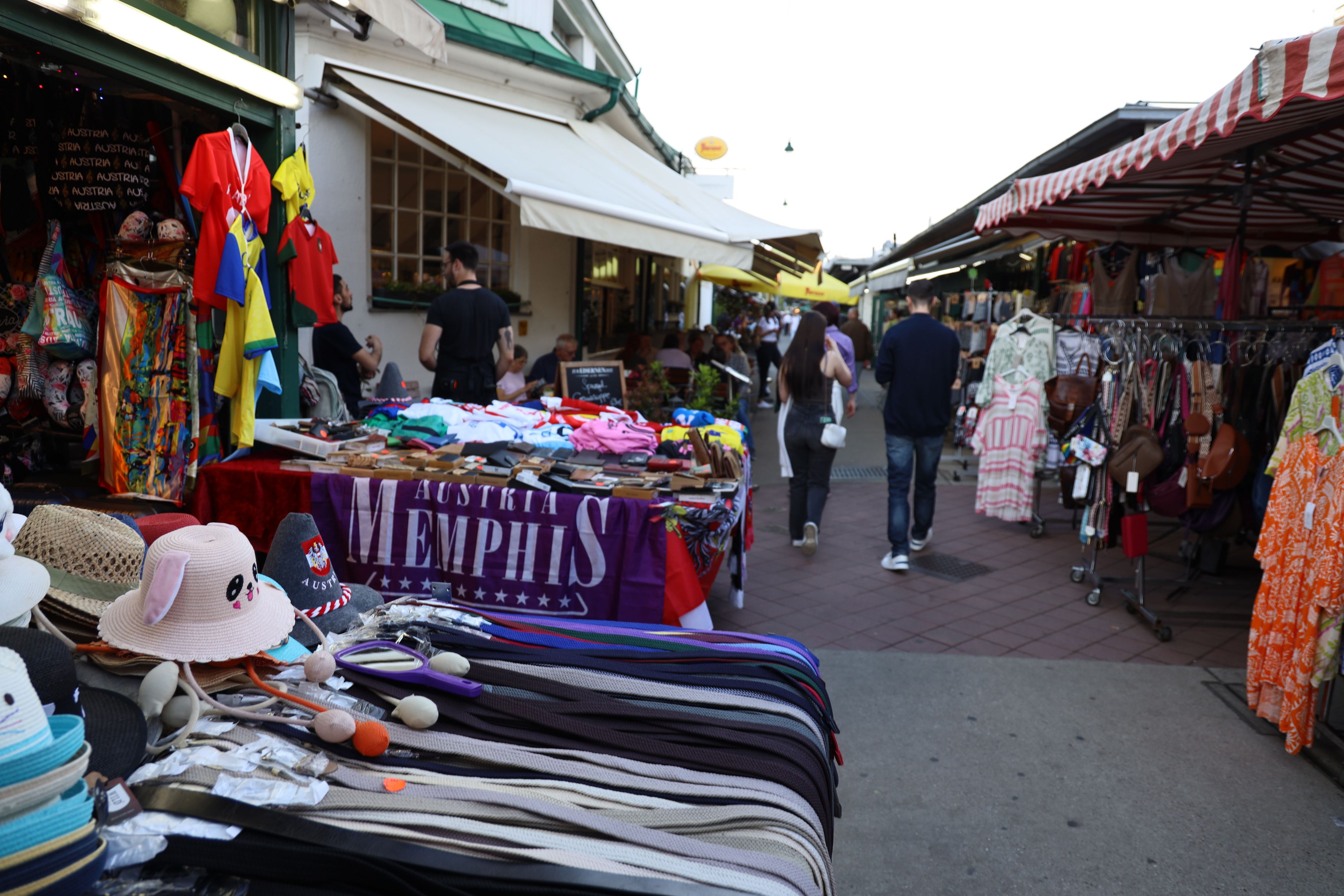 Die Souvenirläden am Wiener Naschmarkt sollen nach und nach geschlossen werden.