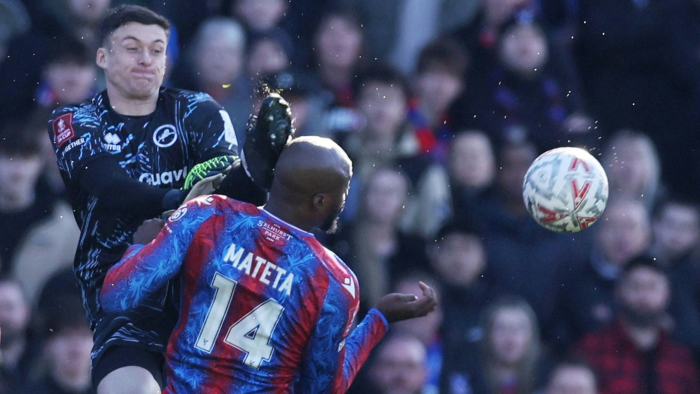 Liam Roberts springt Jean-Philippe Mateta mit den Stollen voran ins Gesicht.