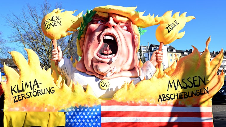 In den USA hat sich die erste Trump-Euphorie abgekühlt. Die Börse wird skeptisch, Bitcoin brach ein. Weil Europa nun aufrüsten wird (und muss), schießen die Werte für europäische Rüstungsaktien in die Höhe. Geld-Profi Monika Rosen erklärt die Hintergründe.