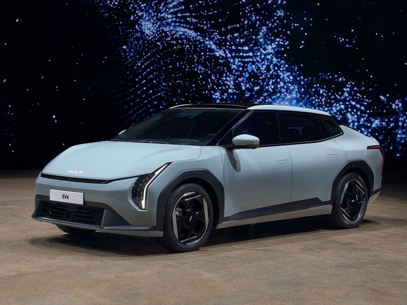Die EV4 Limousine wartet mit völlig neuem Design auf.