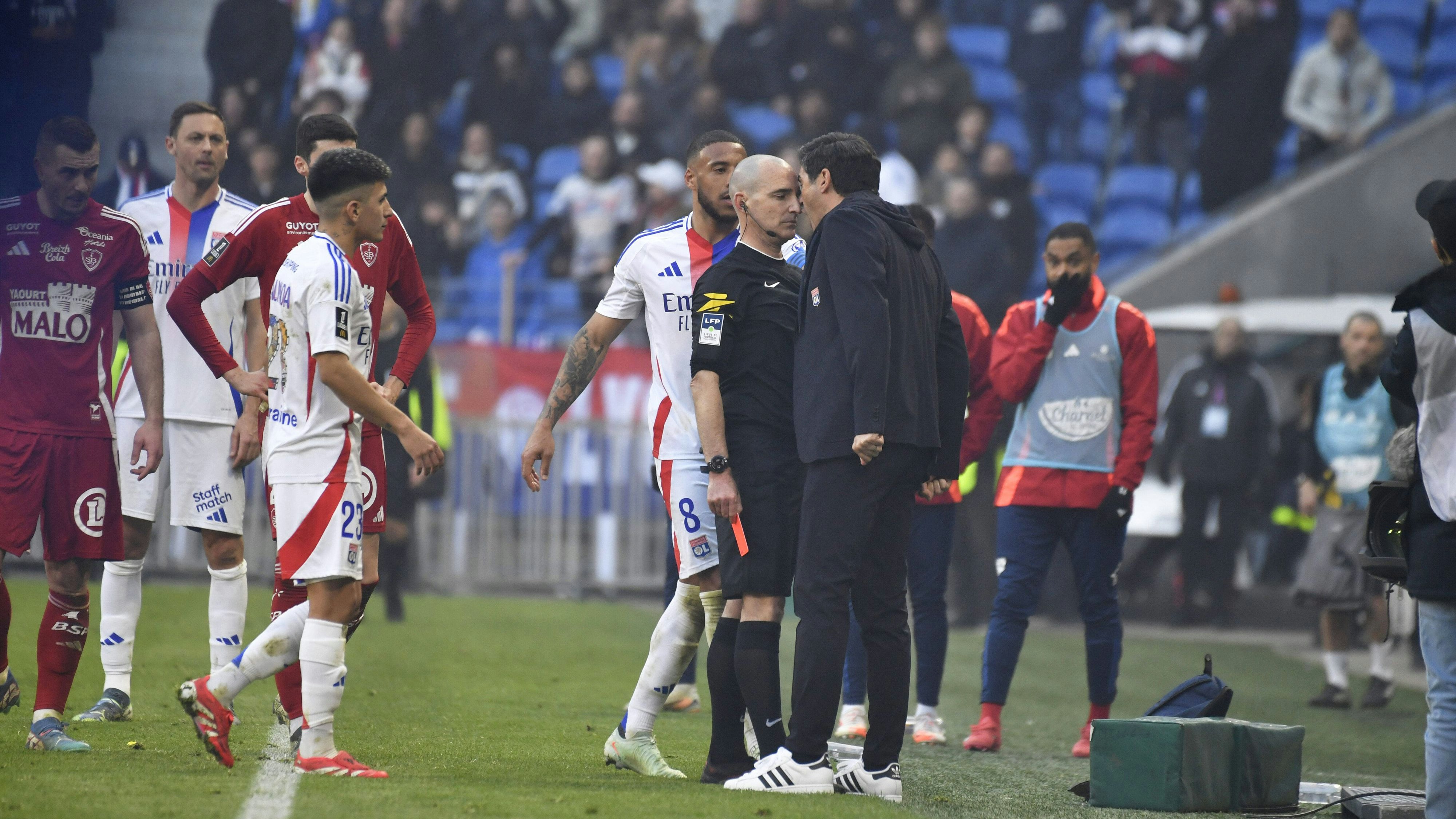 Olympique Lyon Trainer Paul Fonesca ging auf den Schiedsrichter los. 