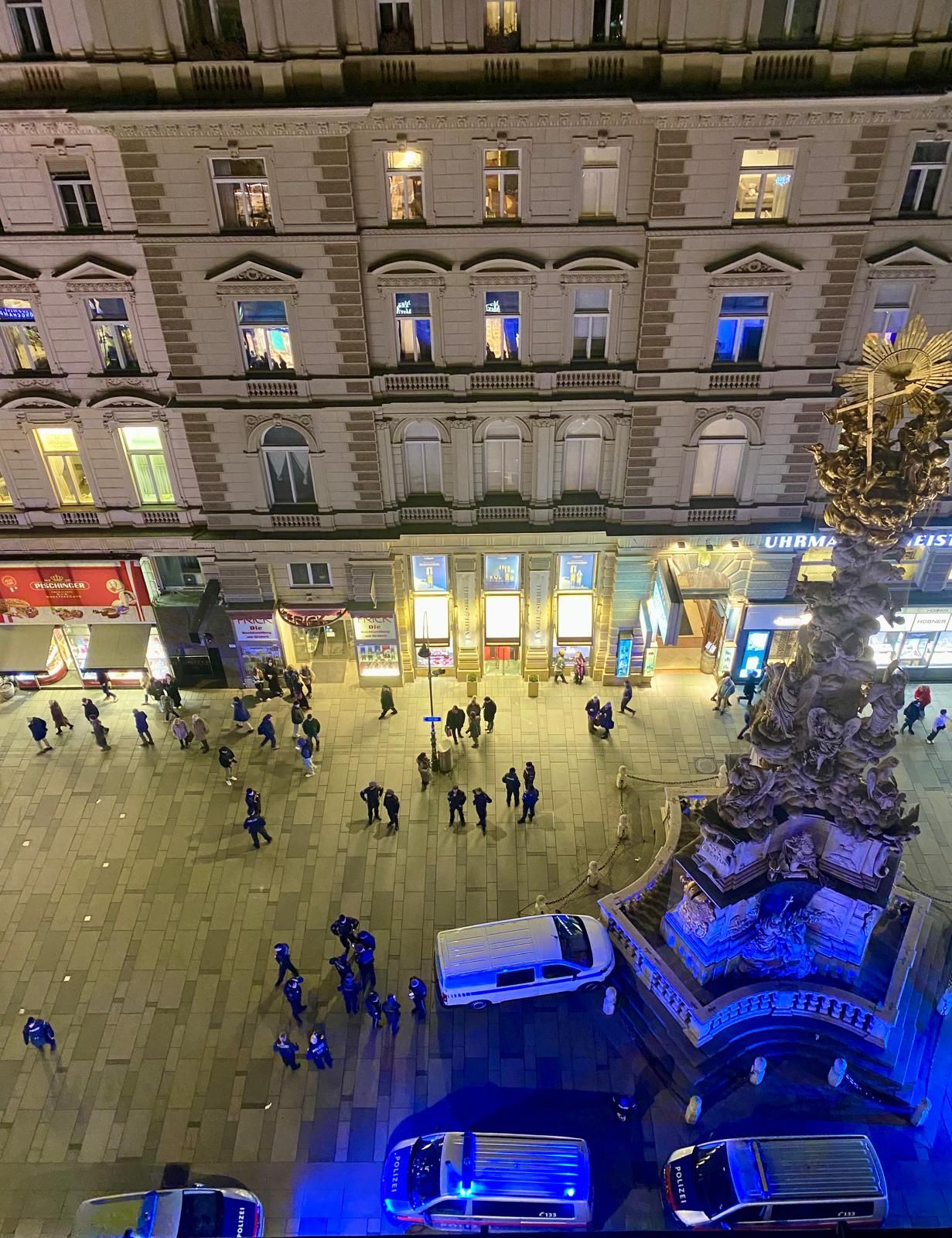 Der Lieferwagen donnerte in die Pestsäule. Laut Polizei gab es keine Verletzten. 