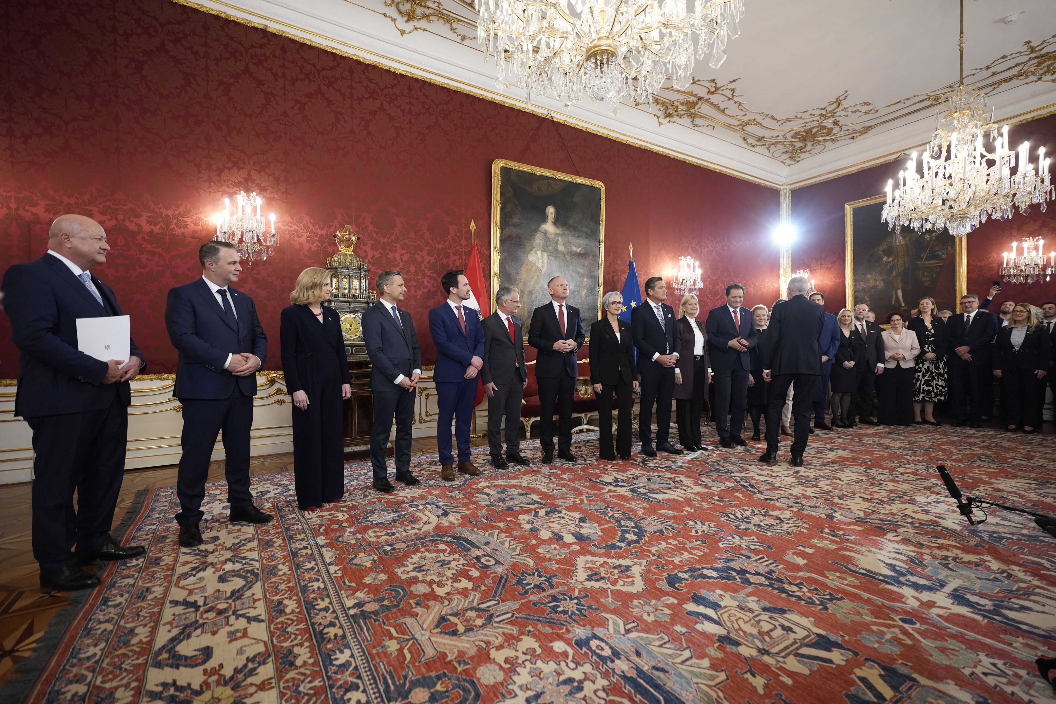 Die Dreierkoalition wurde am 3. März offiziell angelobt.