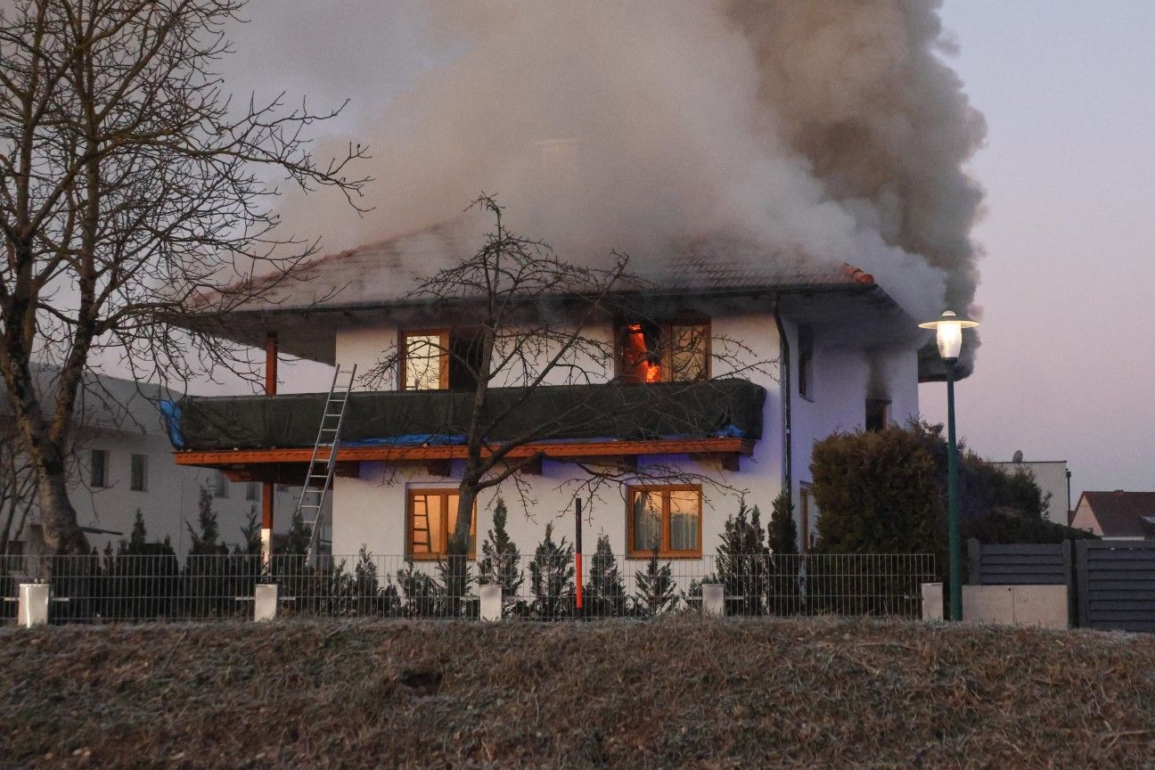 Eine riesige Rauchsäule stieg aus dem Einfamilienhaus auf. 