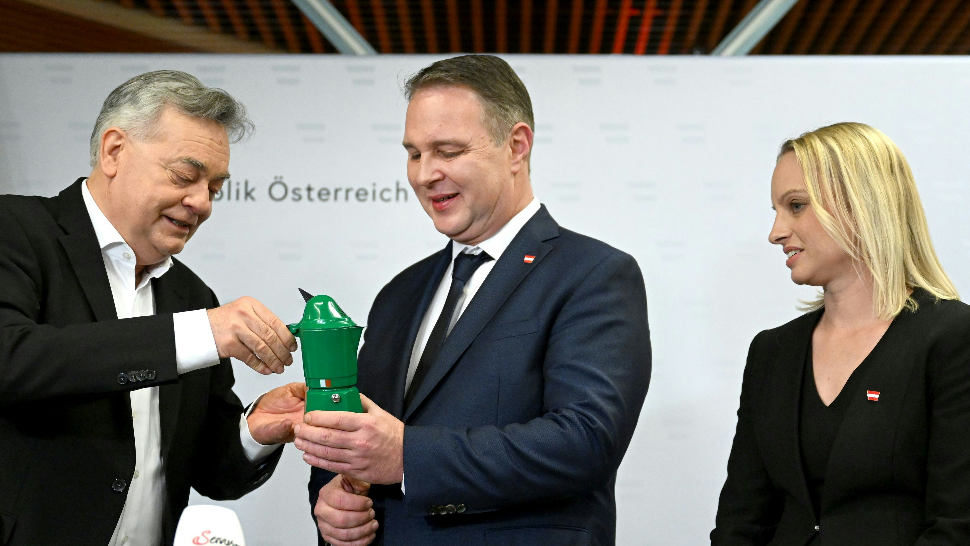 Kogler schenkte Babler eine grüne Espressokanne: "Lieber Andi, Du bist ein Kämpfer – wirst manchmal Energieschübe brauchen."