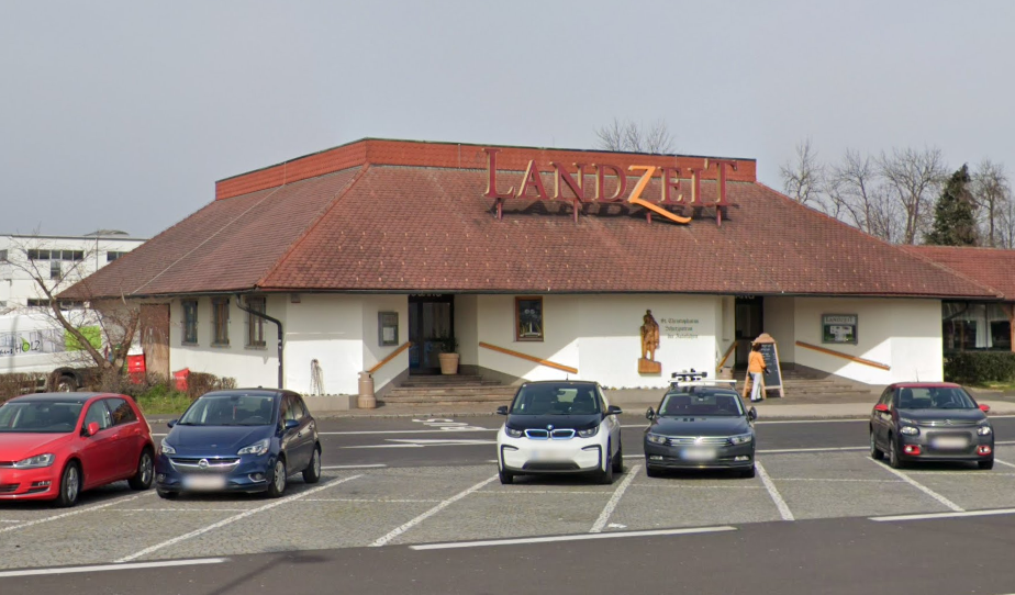 Kunden wundern sich über die Öffnungszeiten der Landzeit-Filiale in Ansfelden Nord (Bez. Linz-Land).