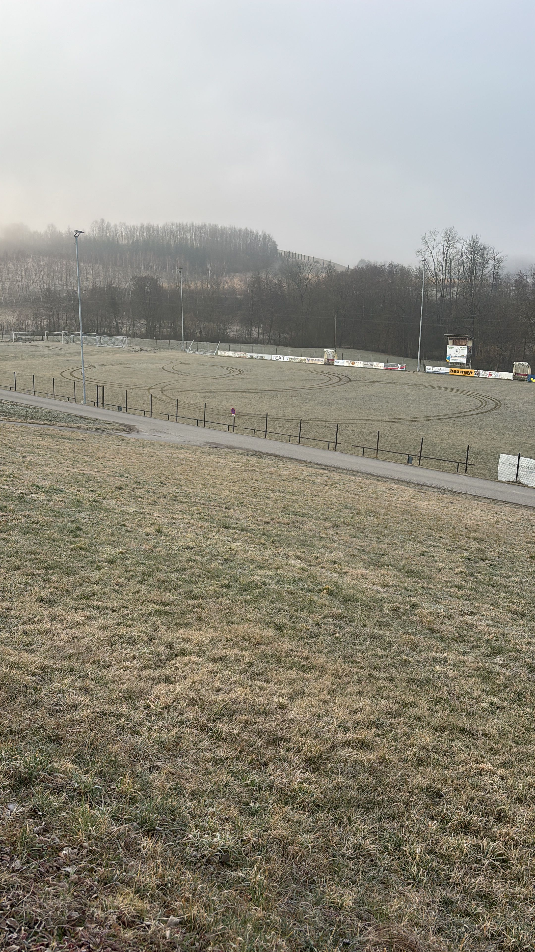 Der Rasen des Fußballplatzes in Waldzell (Bez. Ried im Innkreis) wurde zerstört.