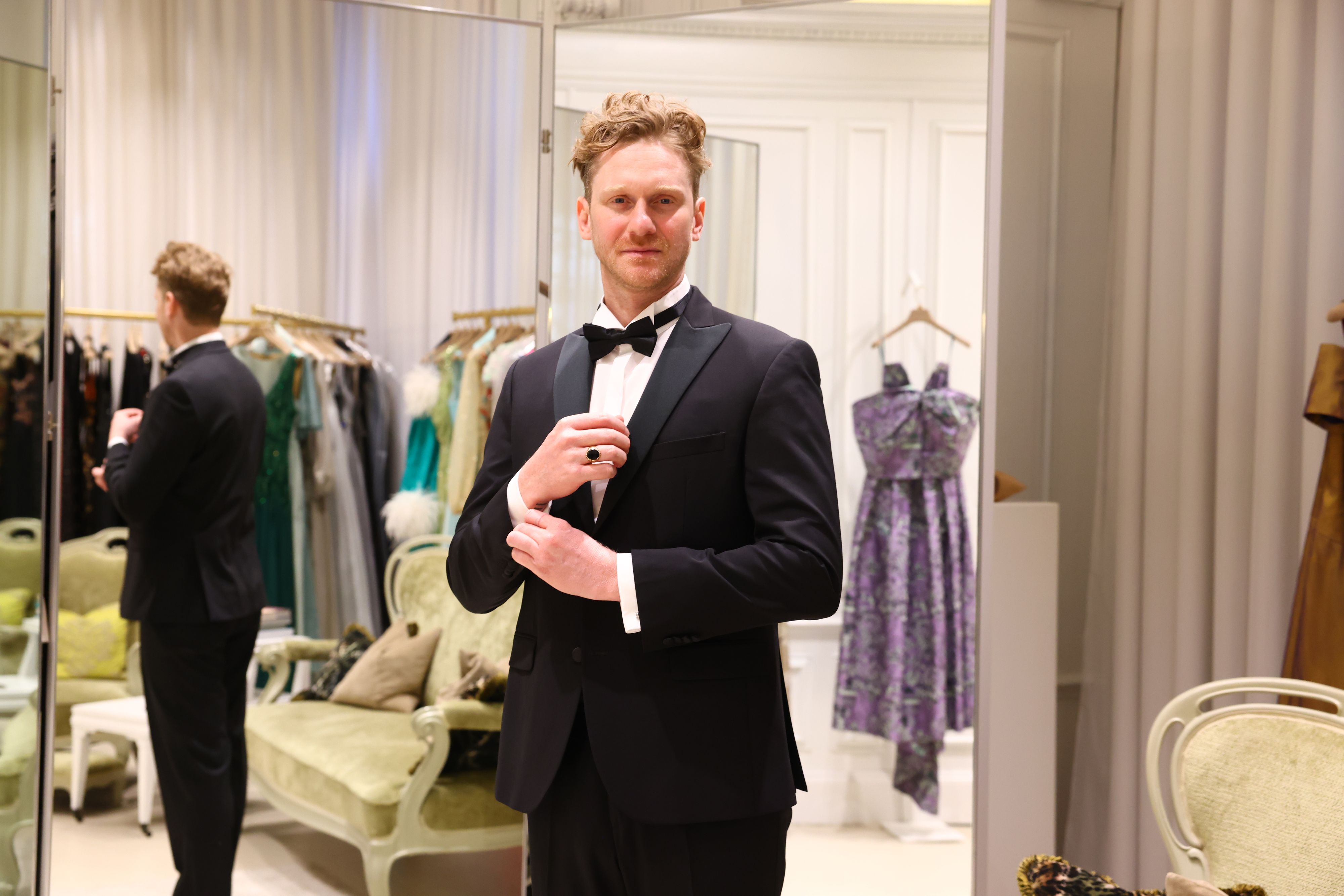 Sänger Lucas Fendrich glänzt in einem Smoking vom Designer JCH Juergen Christian Hoerl.