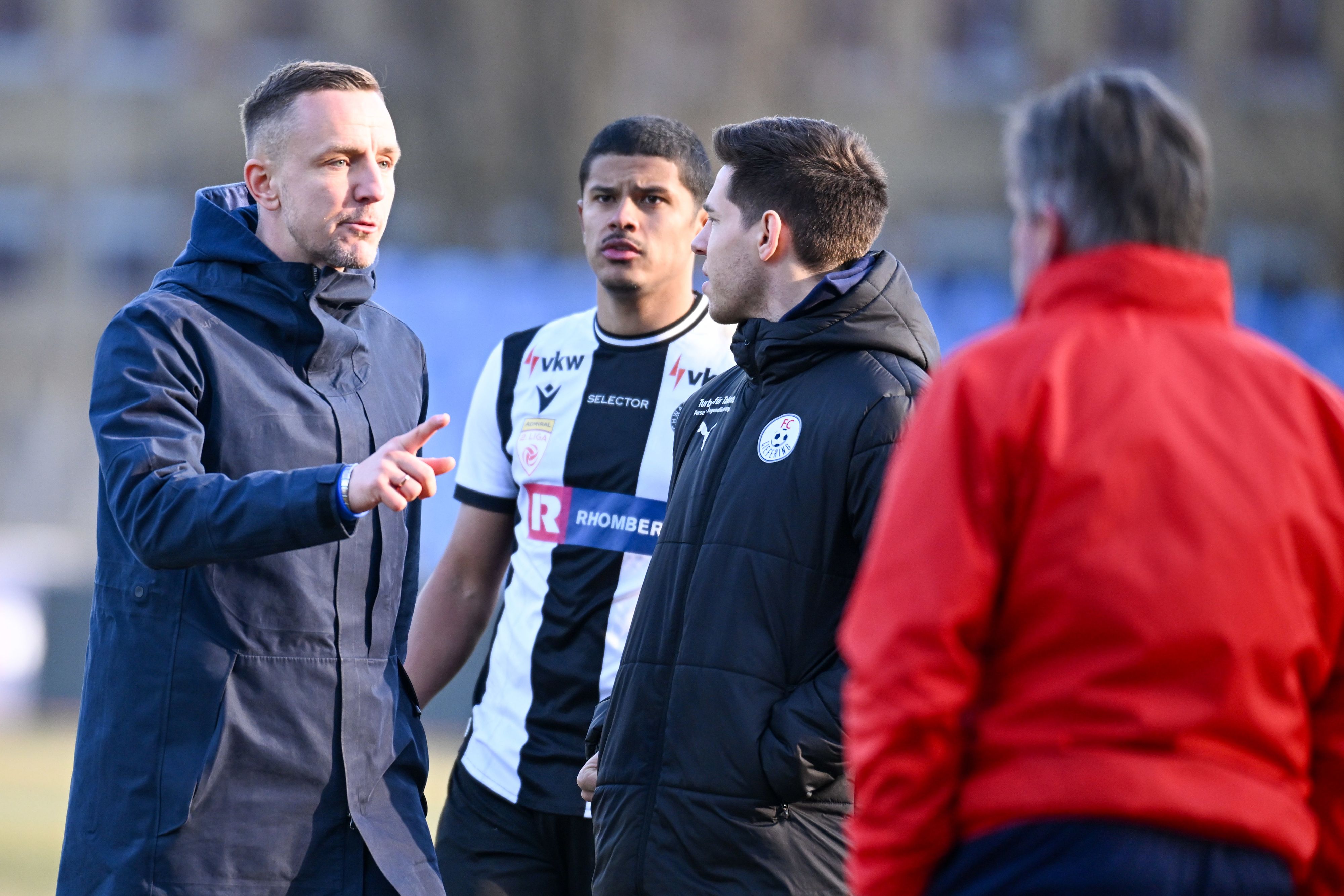 Liefering-Trainer Beichler (l.) vor dem Abtritt seiner Mannschaft