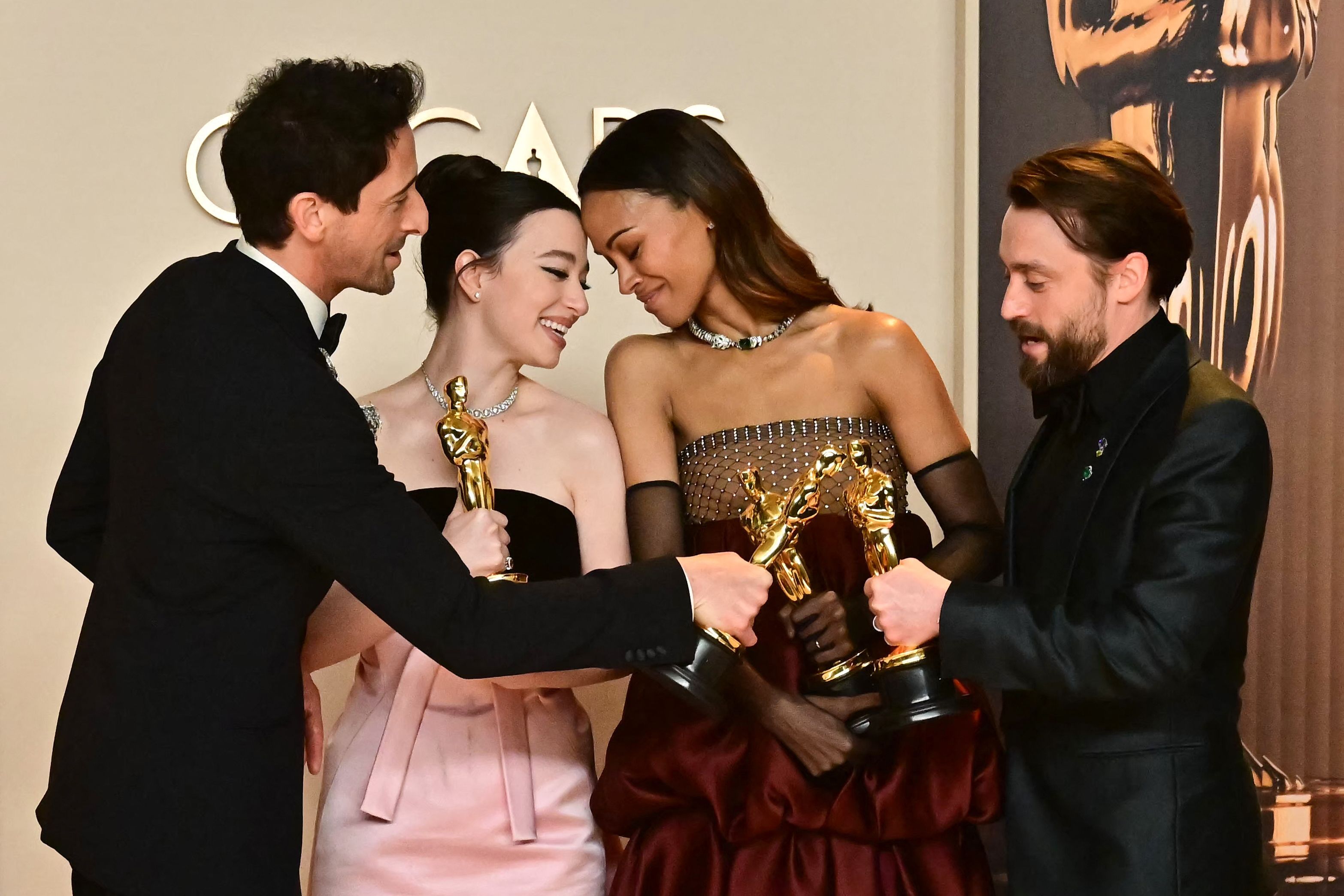 Die Topstars des Abends (v.l.): Adrien Brody (Bester Hauptdarsteller), Mikey Madison (Beste Hauptdarstellerin), Zoe Saldana (Beste Nebendarstellerin) und Kieran Culkin (Bester Nebendarsteller).