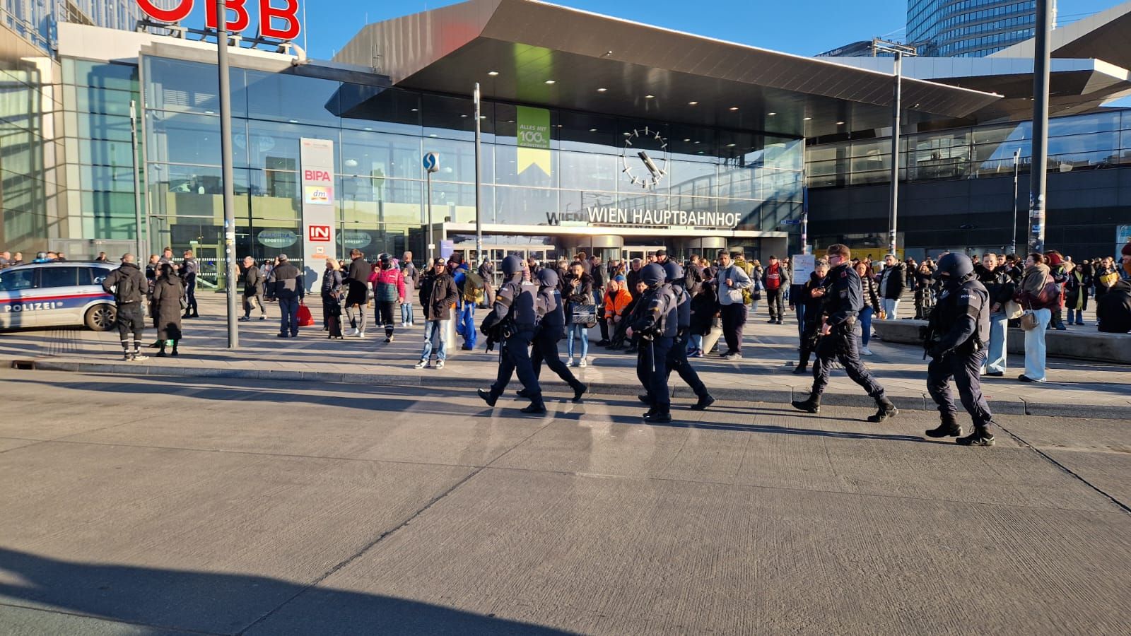 Polizeibeamte mit schwerer Ausrüstung vor dem Wiener Hauptbahnhof.