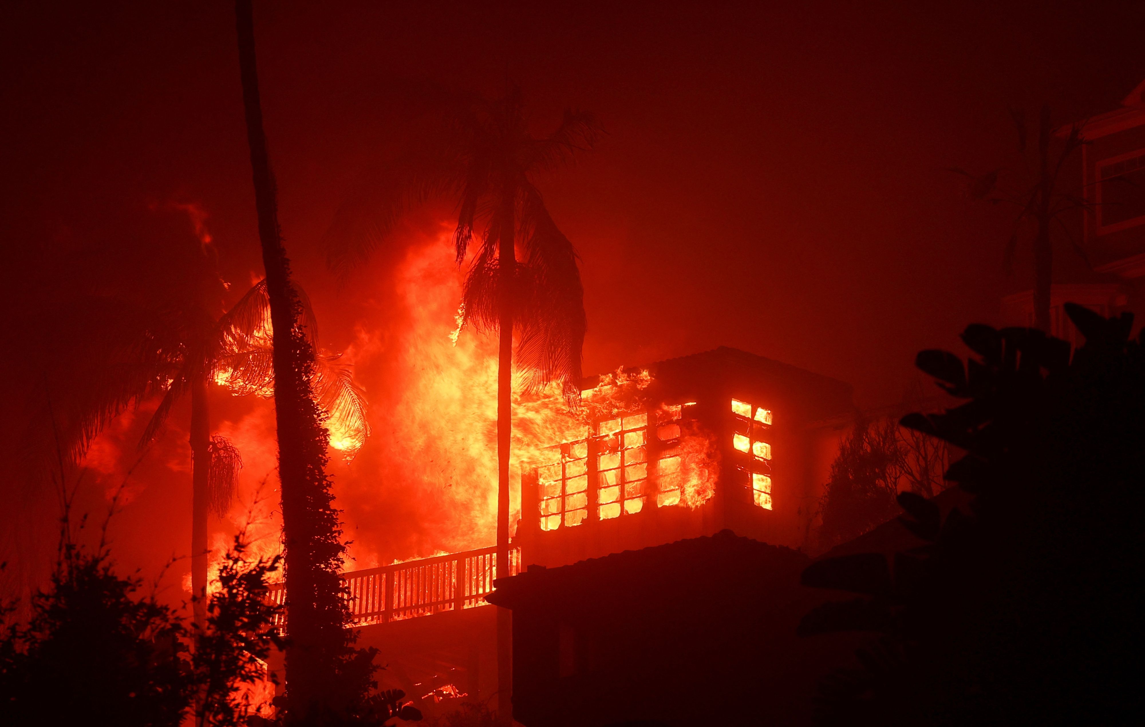 Die ungeheuren Kosten der Klimakrise können bald weder Versicherungen noch Staaten tragen. Am Bild: Waldbrand bei Malibu (USA) im Jänner 2025.
