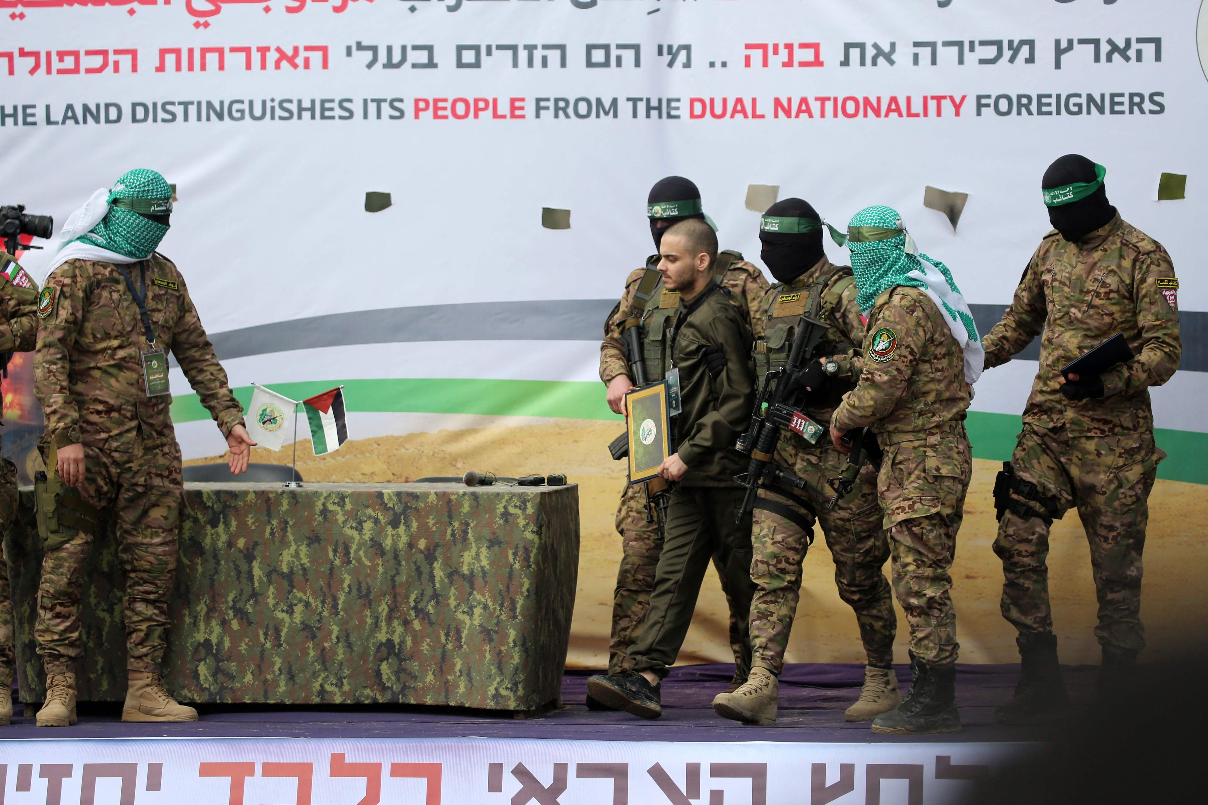 Derzeit lassen Hamas-Terroristen keine Israelis mehr frei. Oben: Vergangene Geiselfreilassungen wurde von Hamas zu grausamer Inszenierung.