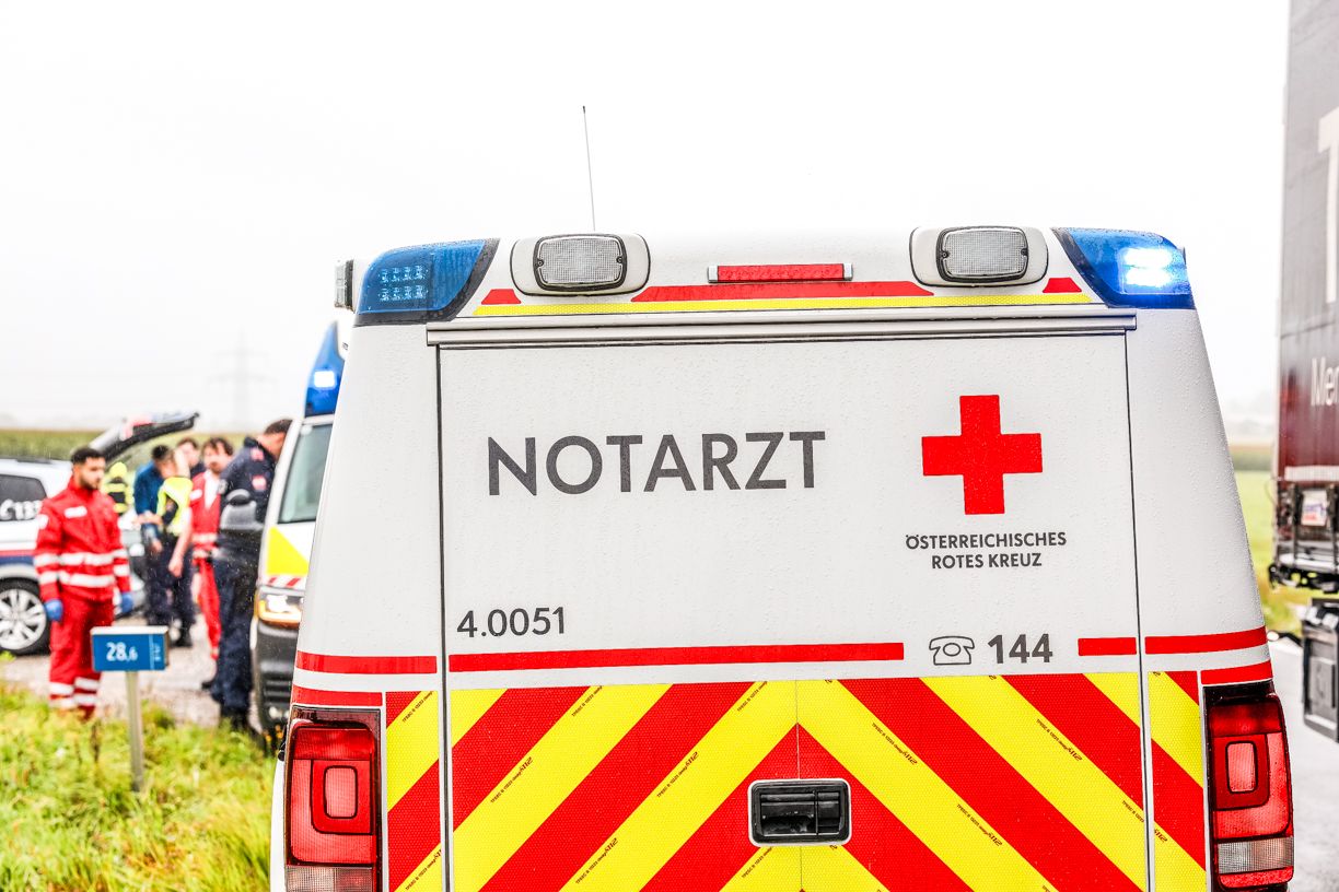 Zahlreiche Rettungskräfte stehen derzeit bei einer Baustelle in Gampern im Einsatz. (Symbolbild)