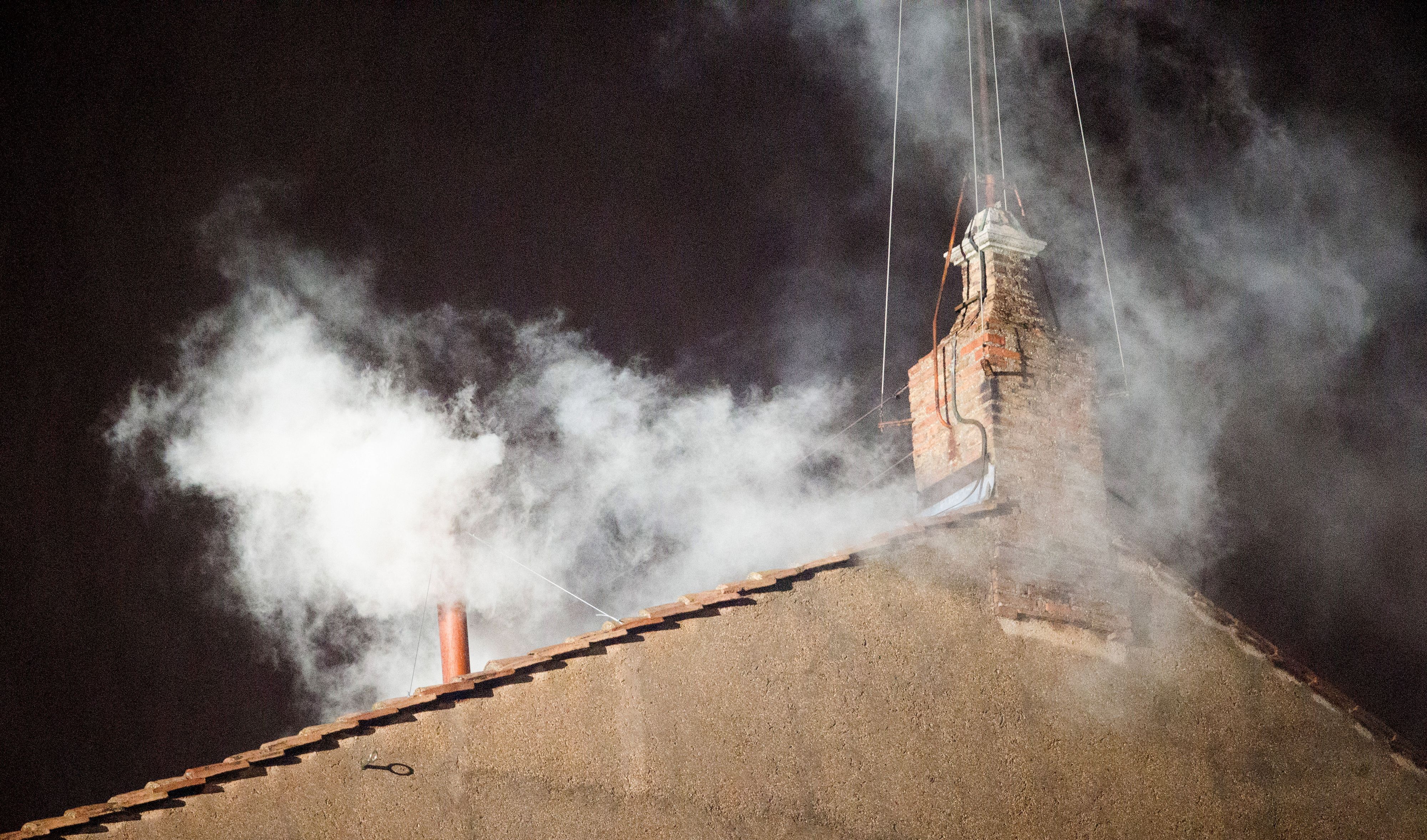 Wie lange es dauert, bis weißer Rauch aufsteigt, ist ungewiss.