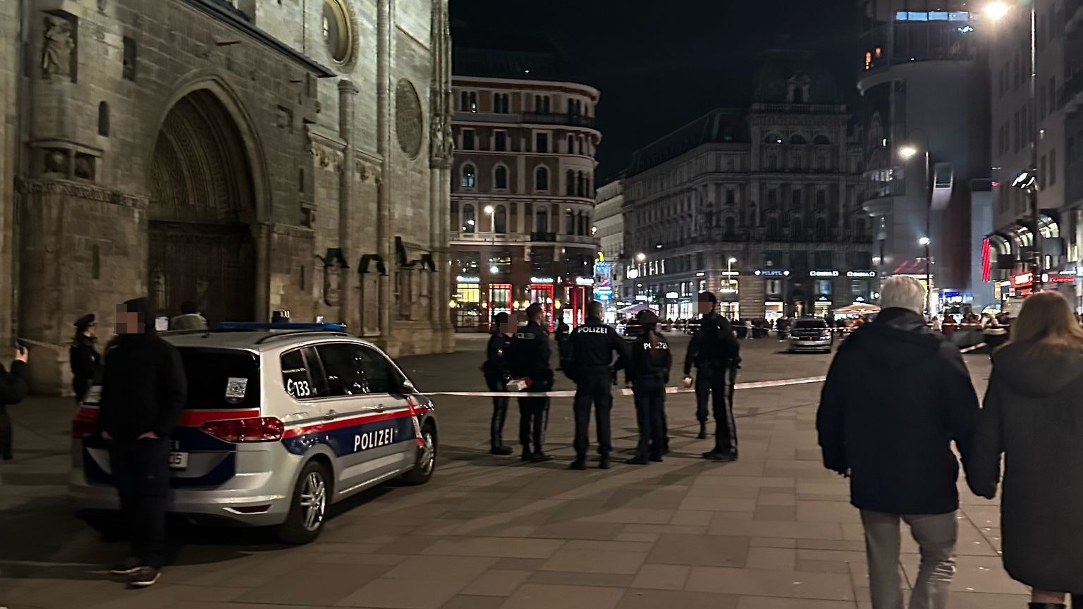 Die Polizei hat den Stephansplatz abgesperrt. 