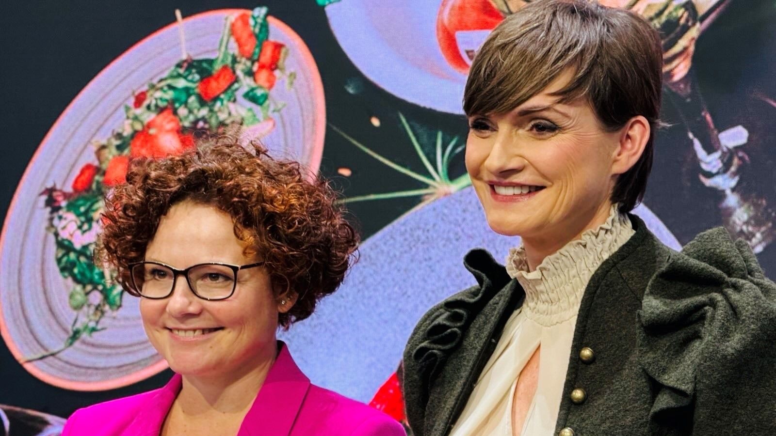 Die neue Tourismus-Staatssekretärin Elisabeth Zehetner (l.) mit Astrid Steharnig-Staudinger, Chefin der Österreich Werbung, auf der ITB-Messe in Berlin.