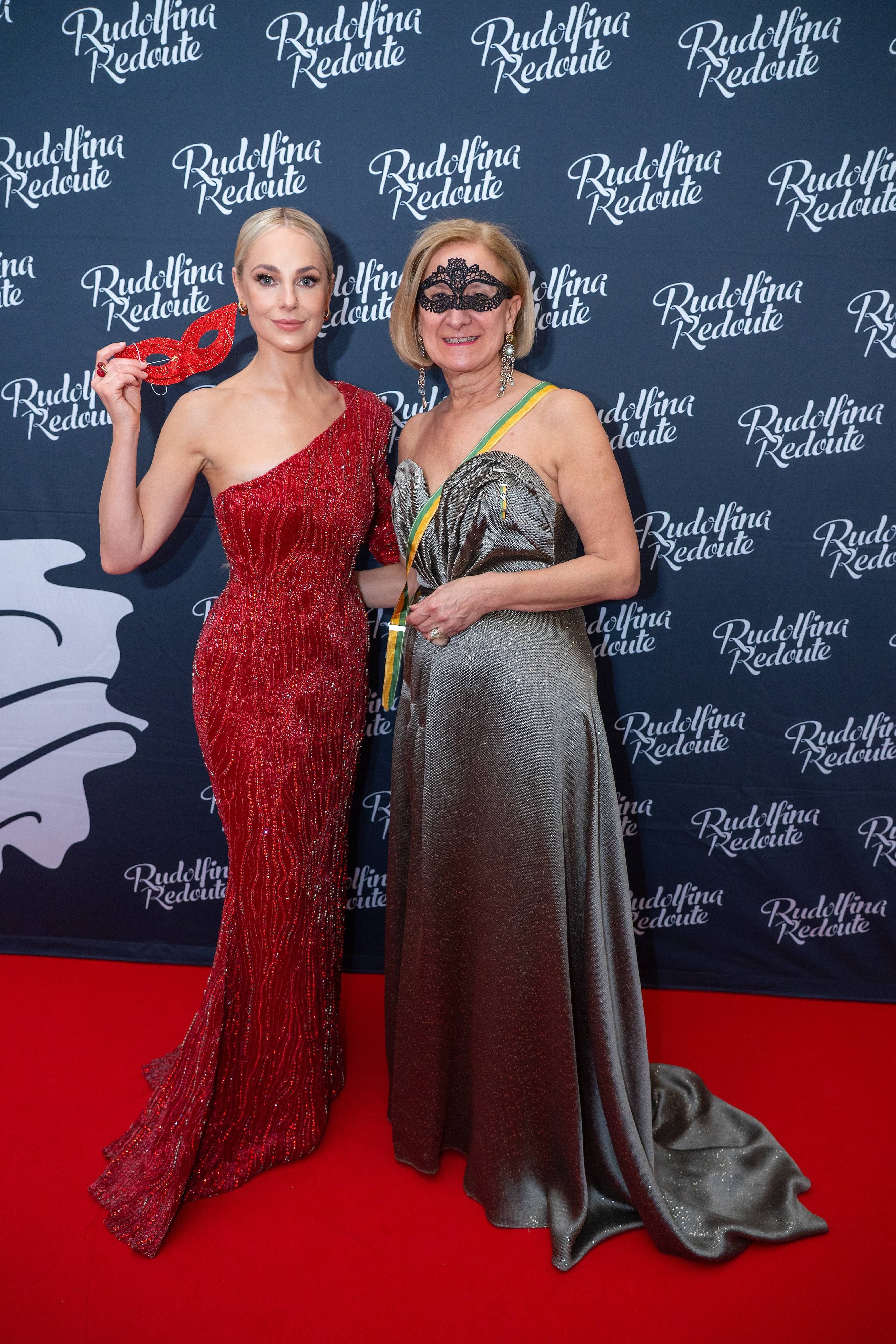 Silvia Schneider mit der niederösterreichischen Landeshauptfrau Johanna Mikl-Leitner bei der Rudolfina-Redoute.